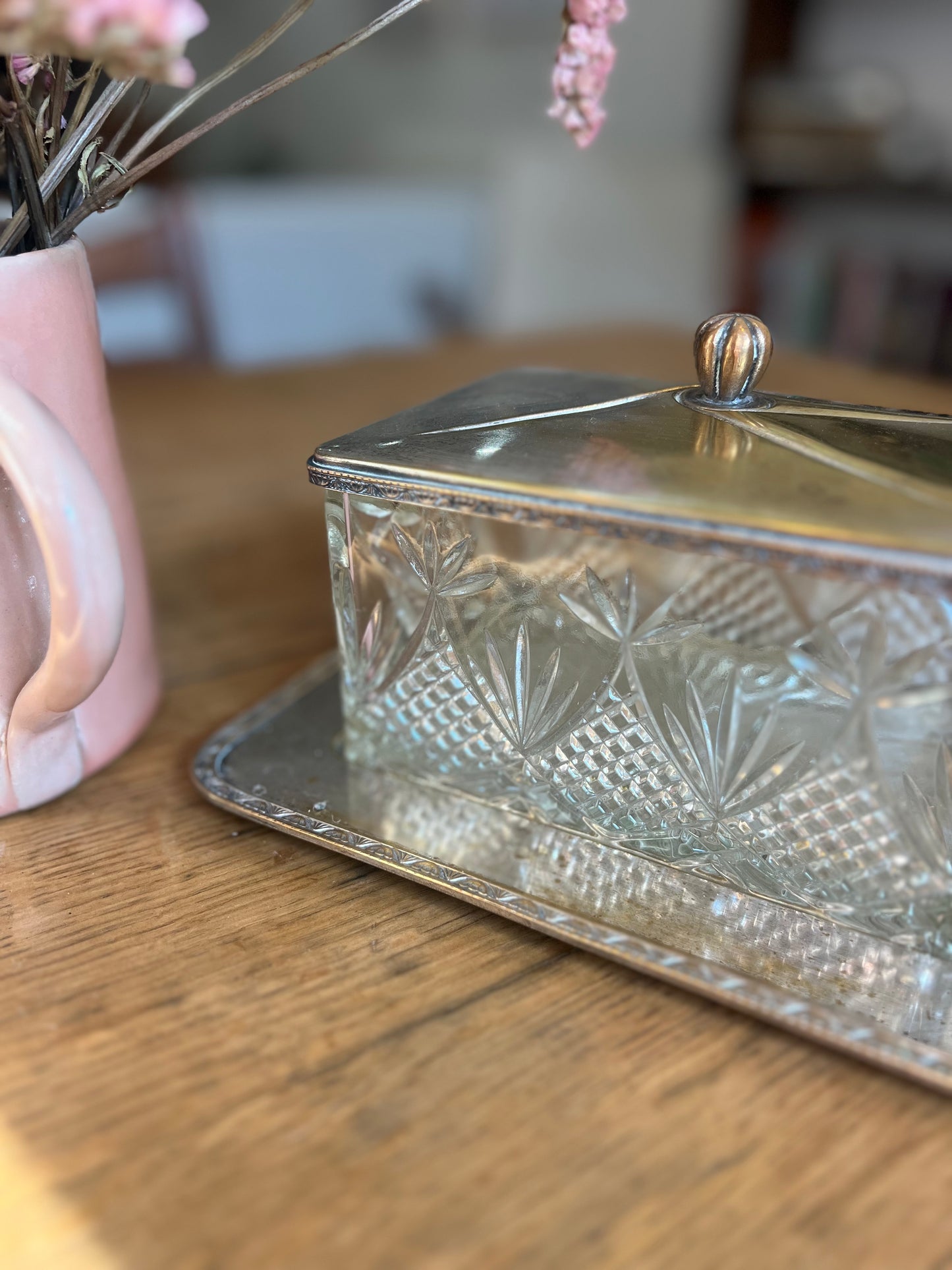 Bonbonnière en verre ciselé et métal, en parfait état.