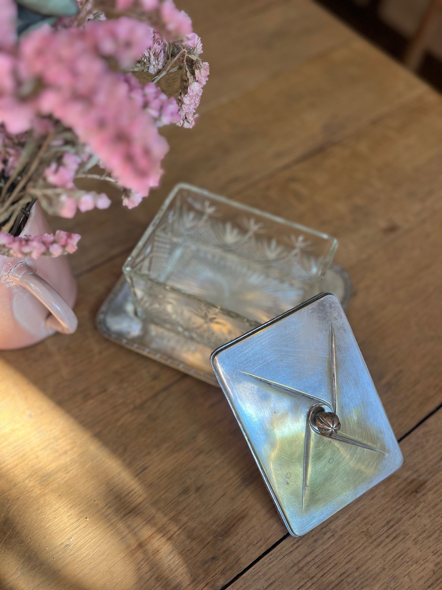 Bonbonnière en verre ciselé et métal, en parfait état.