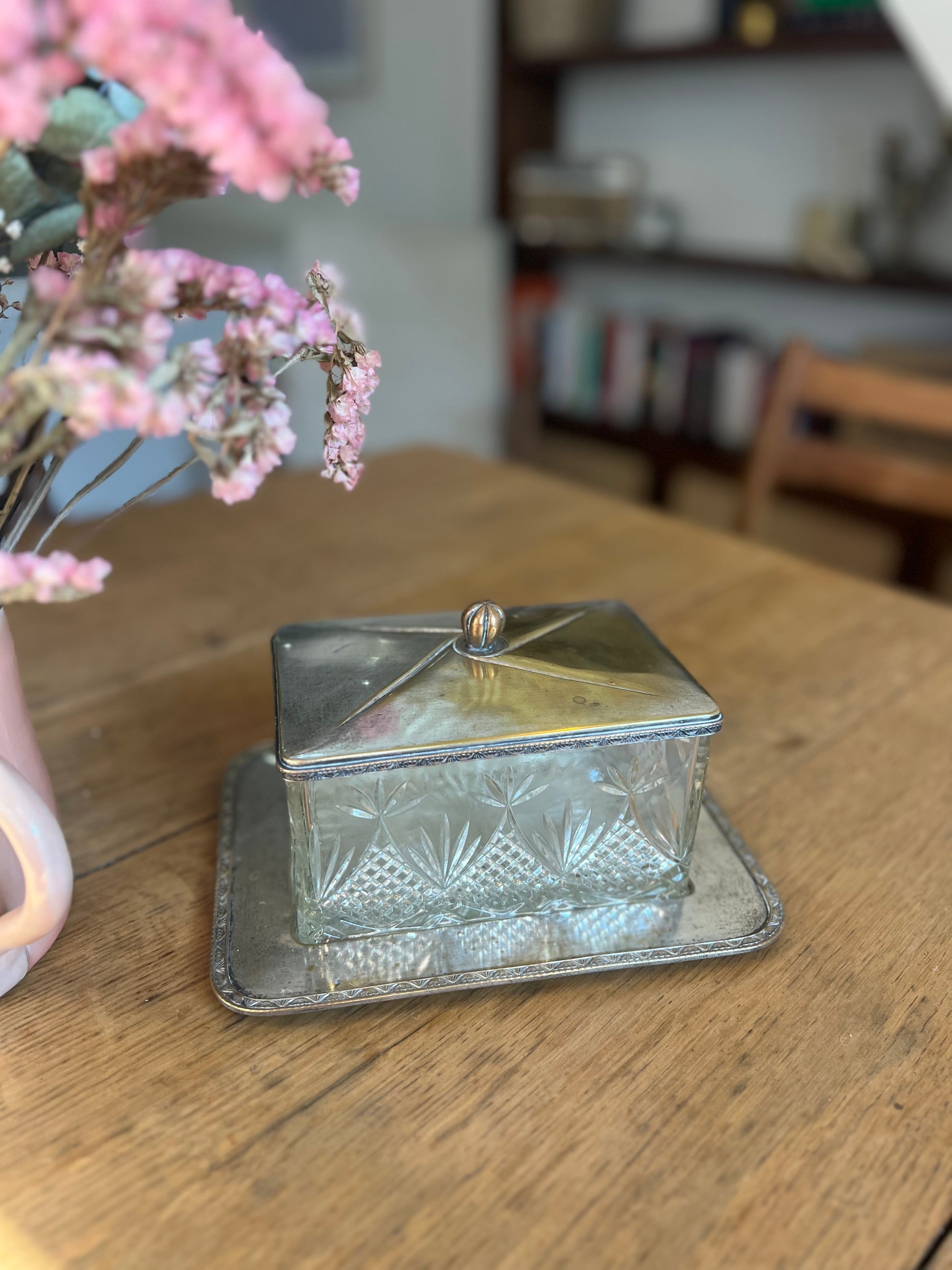 Bonbonnière en verre ciselé et métal, en parfait état.