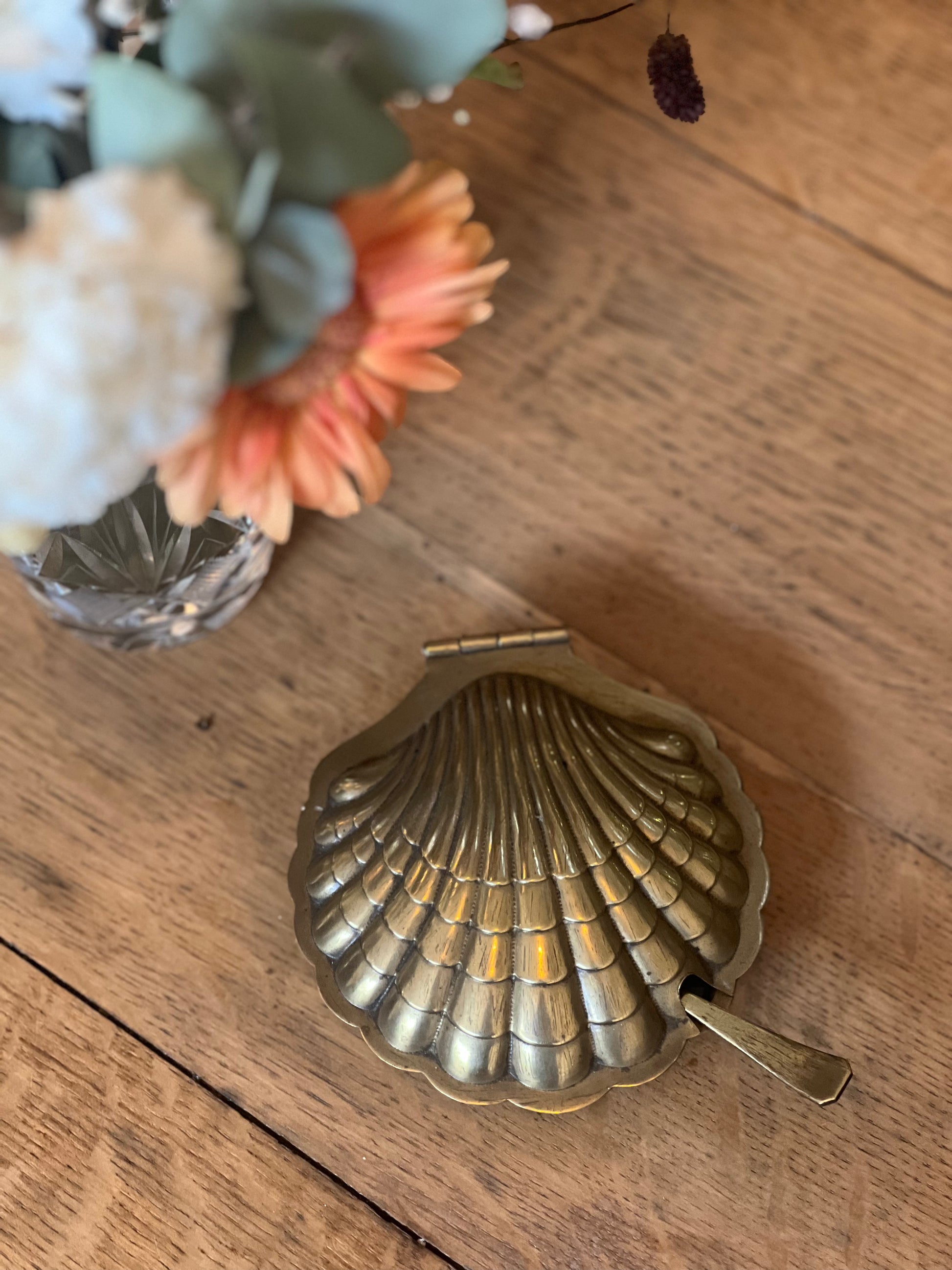Beurrier coquillage en métal, intérieur en verre amovible et petit couteau.