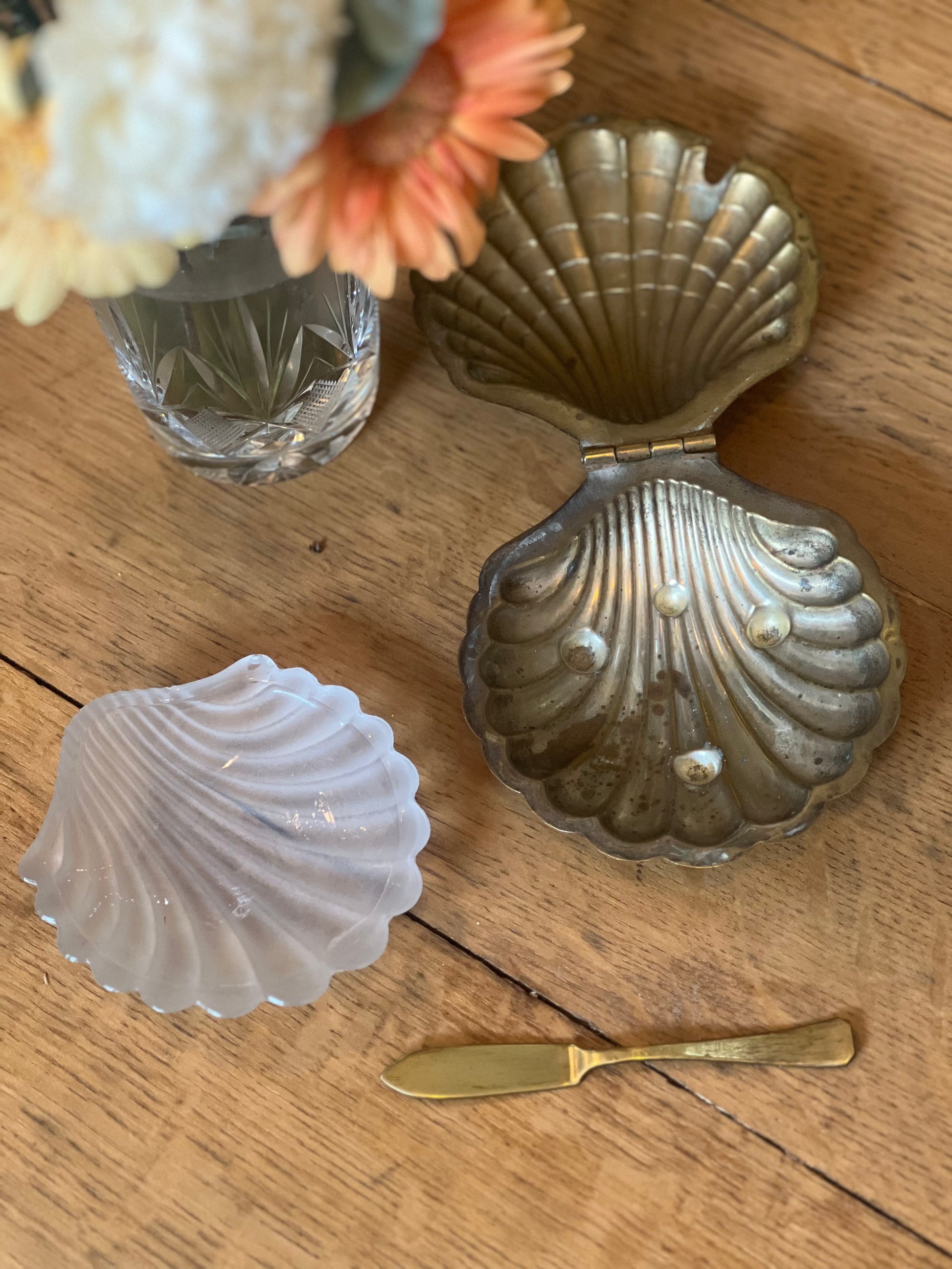 Beurrier coquillage en métal, intérieur en verre amovible et petit couteau.