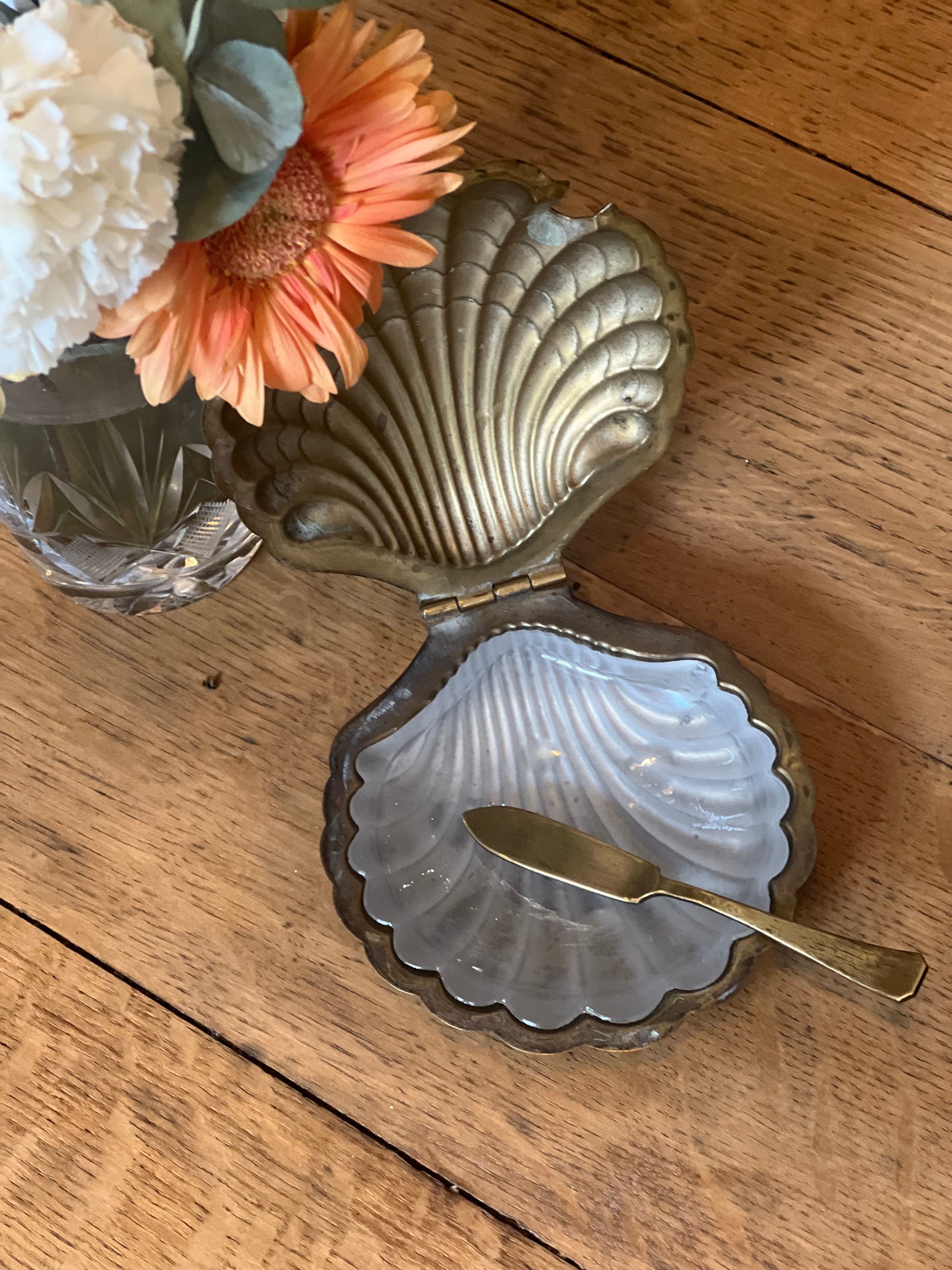 Beurrier coquillage en métal, intérieur en verre amovible et petit couteau.