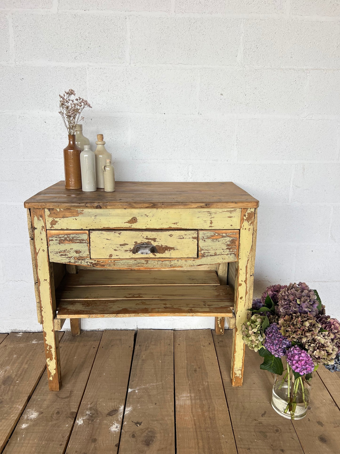 Meuble style billot, patine d'origine, idéal dans une cuisine.