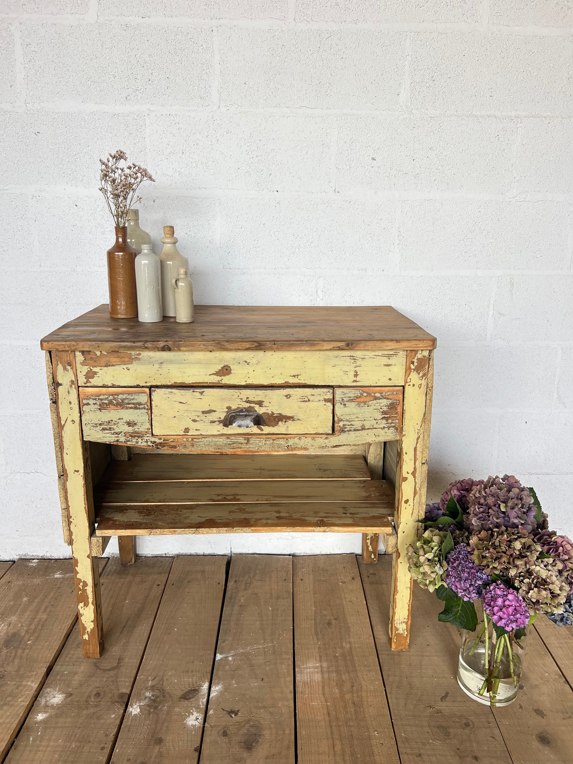 Meuble style billot, patine d'origine, idéal dans une cuisine.