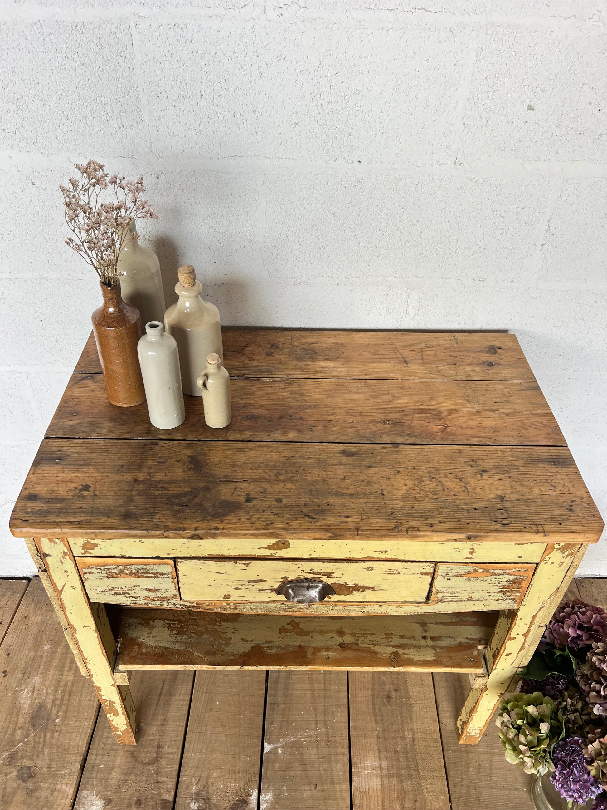 Meuble style billot, patine d'origine, idéal dans une cuisine.