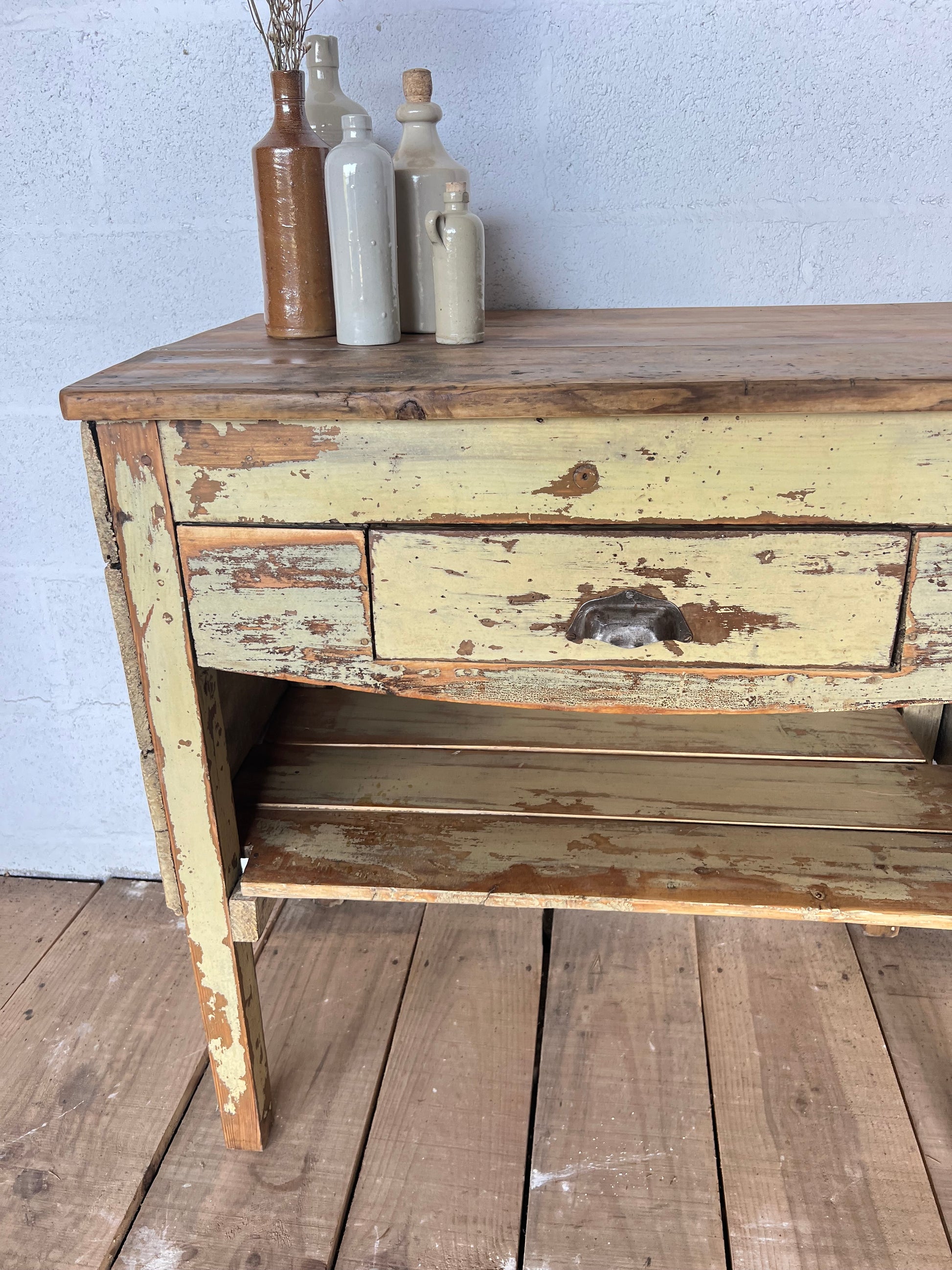 Meuble style billot, patine d'origine, idéal dans une cuisine.