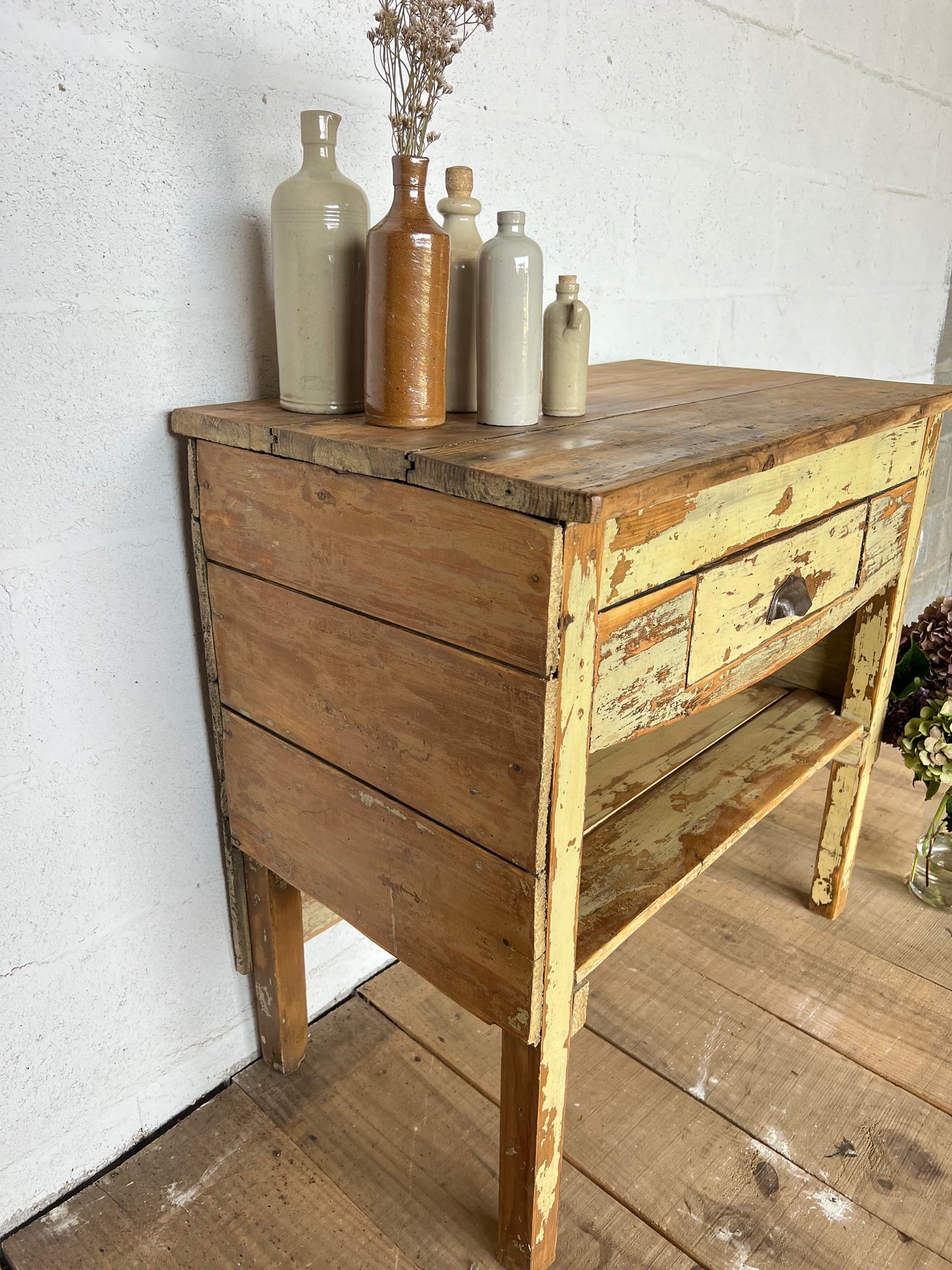 Meuble style billot, patine d'origine, idéal dans une cuisine.