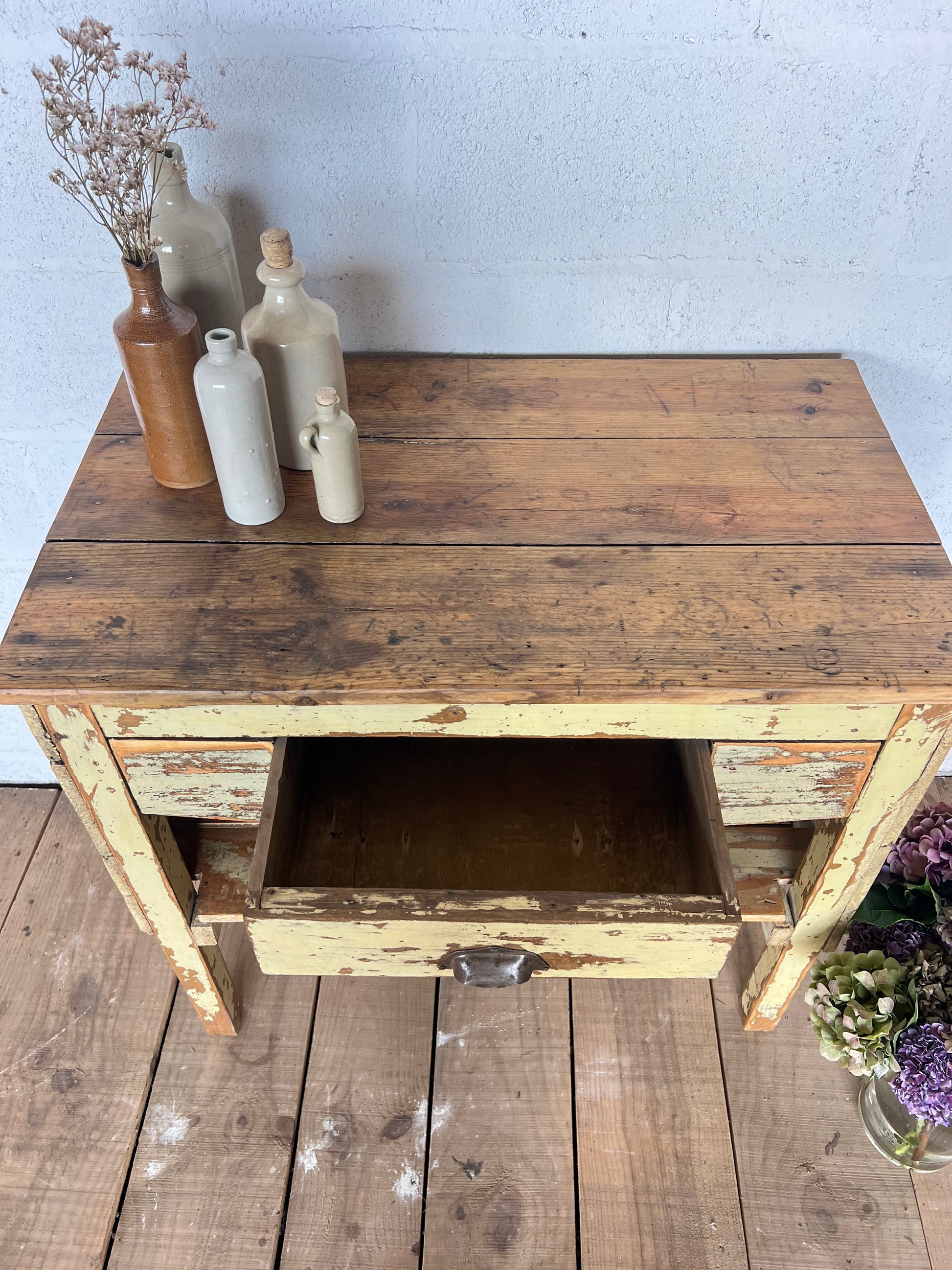 Meuble style billot, patine d'origine, idéal dans une cuisine.