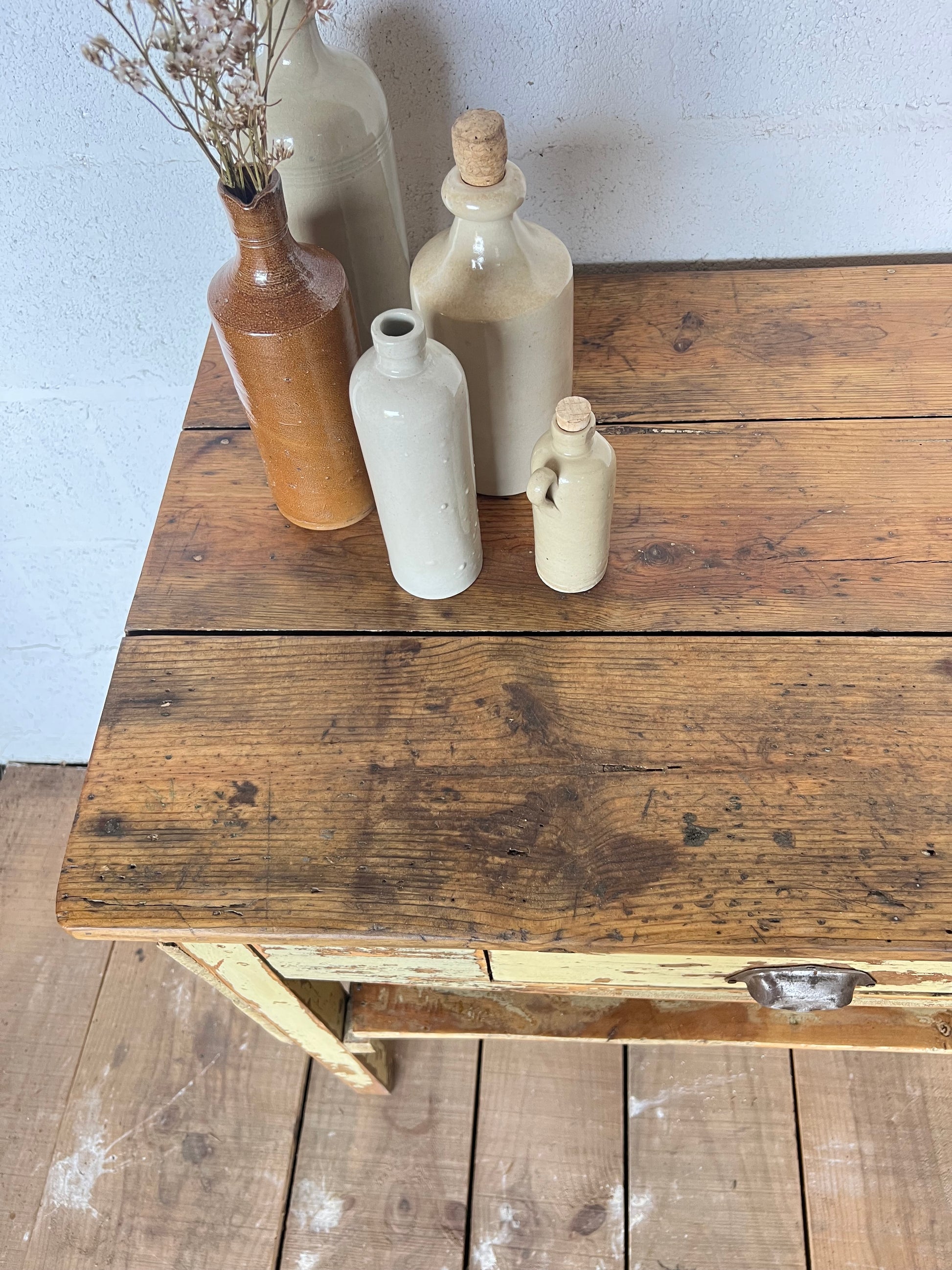 Meuble style billot, patine d'origine, idéal dans une cuisine.