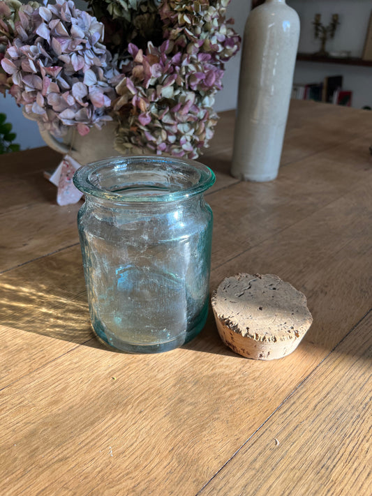 Bocal transparent, avec son bouchon, à utiliser comme déco, pour ranger des produits d'épicerie ou des spatules en bois par exemple.