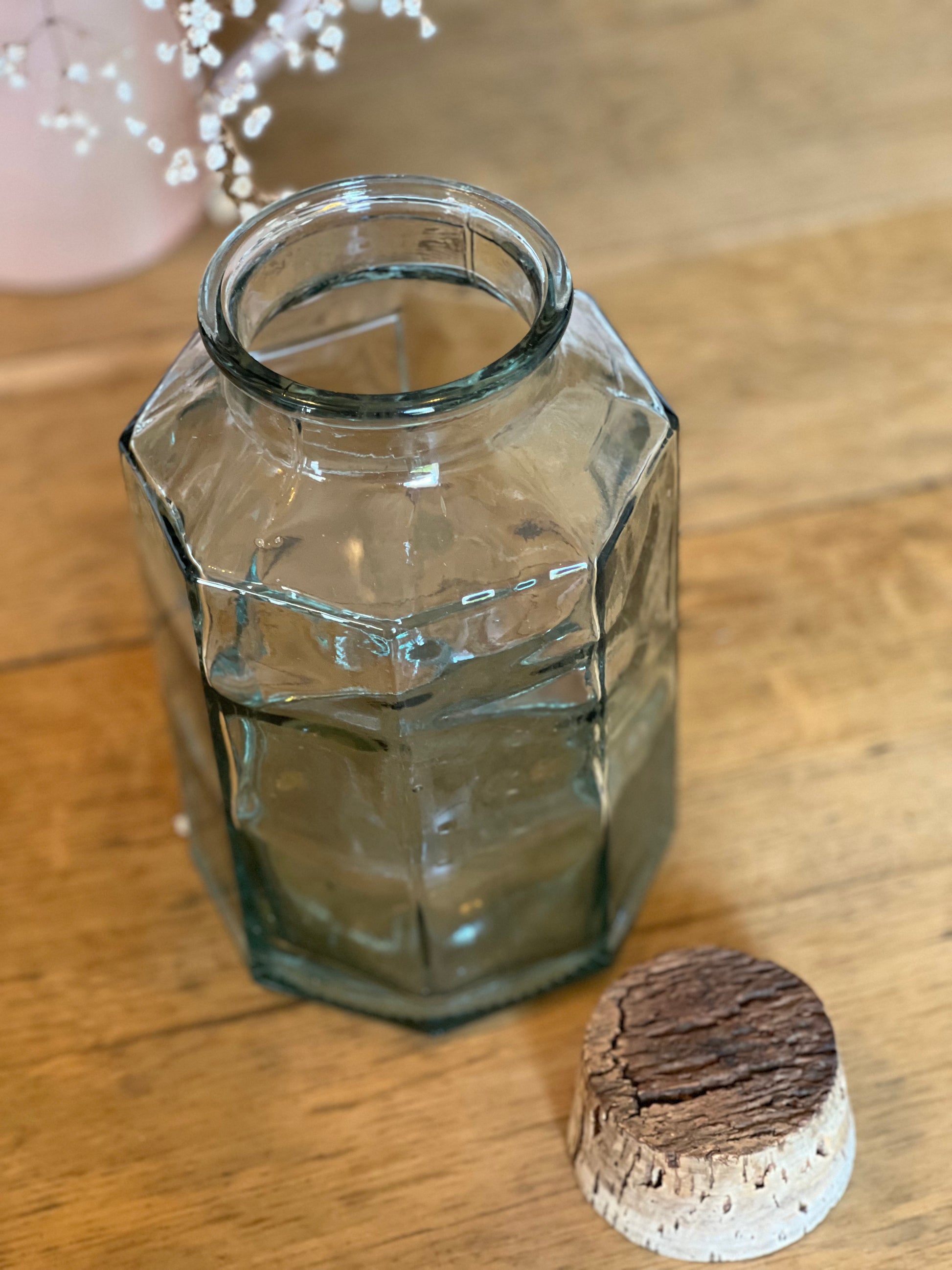 Bocal en verre et son bouchon en liège.
