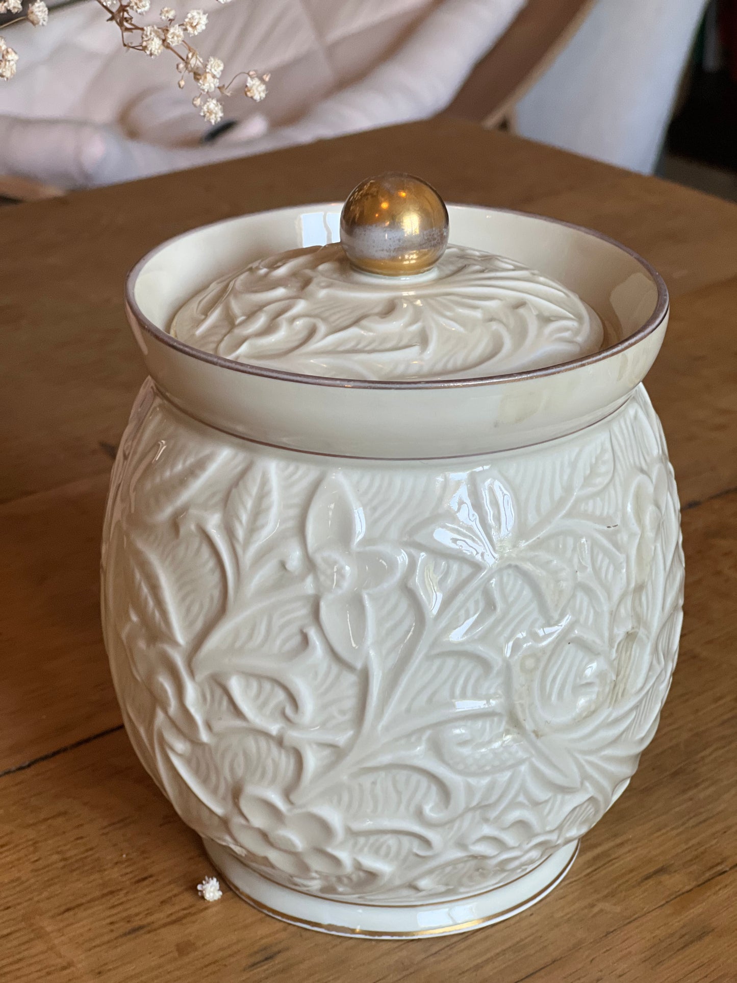 Bonbonnière crème et doré, la peinture dorée est un peu partie à certains endroits.