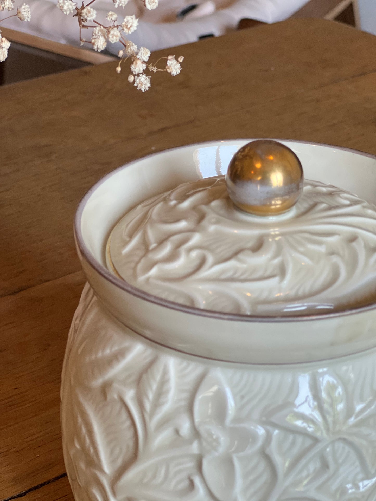 Bonbonnière crème et doré, la peinture dorée est un peu partie à certains endroits.