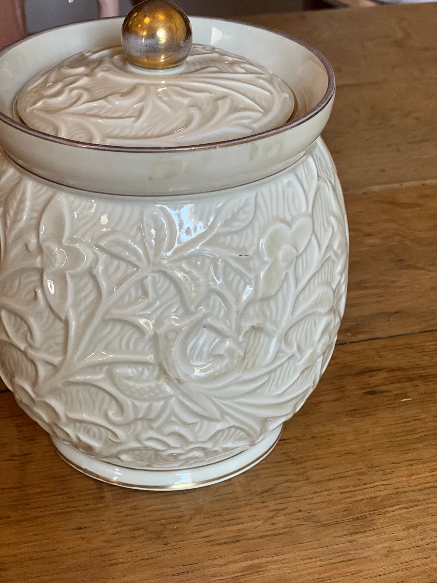 Bonbonnière crème et doré, la peinture dorée est un peu partie à certains endroits.