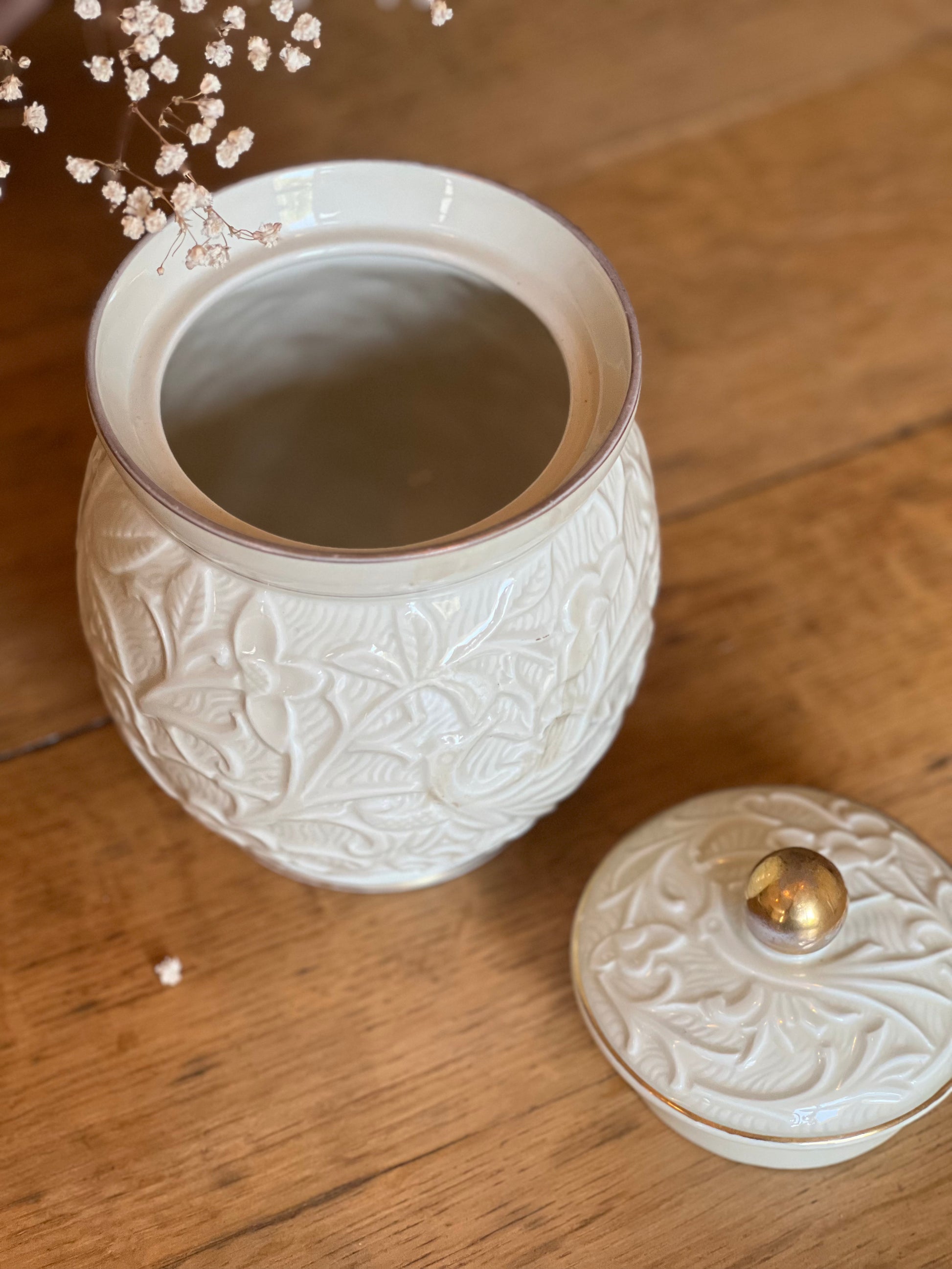Bonbonnière crème et doré, la peinture dorée est un peu partie à certains endroits.