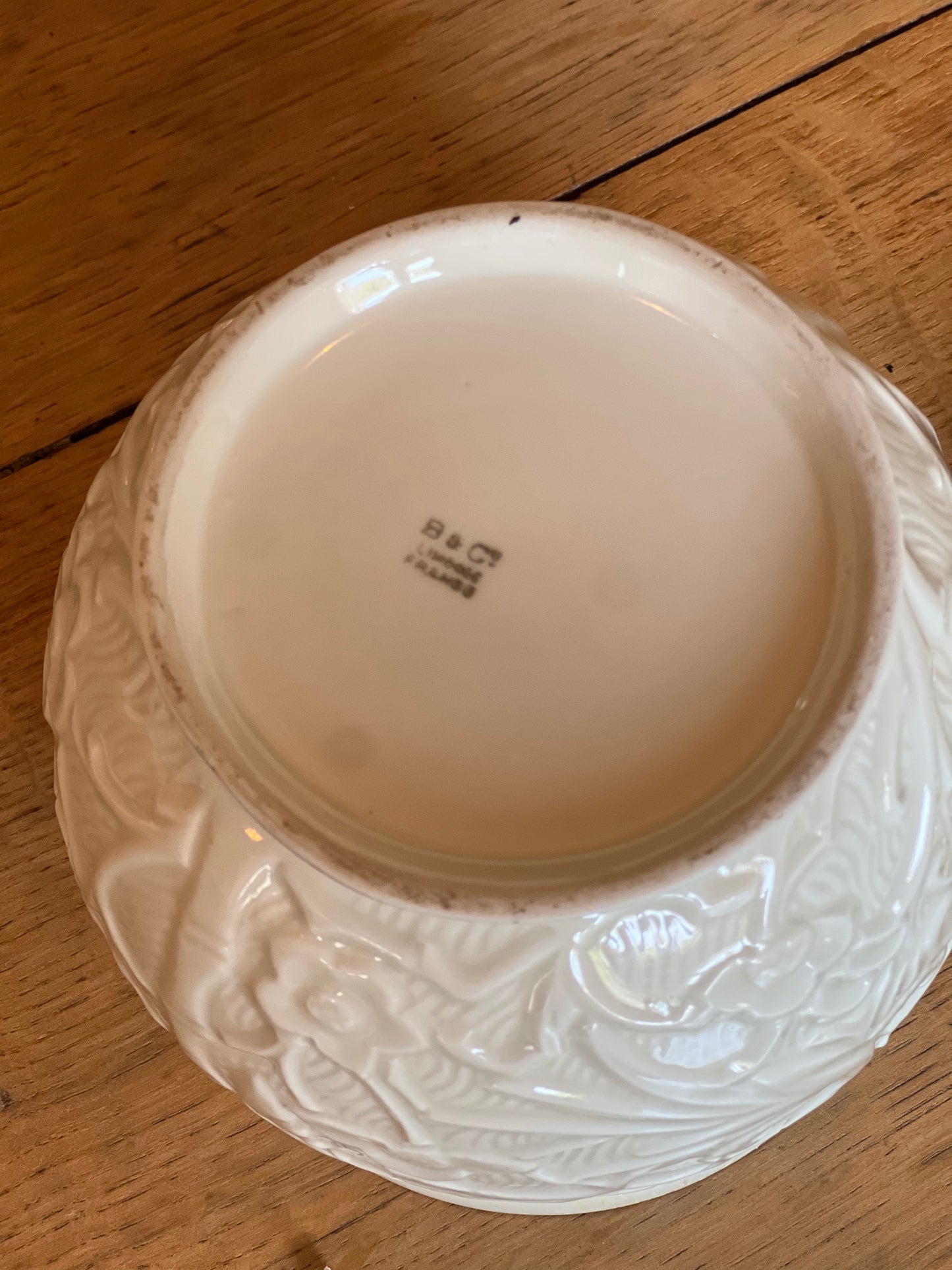 Bonbonnière crème et doré, la peinture dorée est un peu partie à certains endroits.
