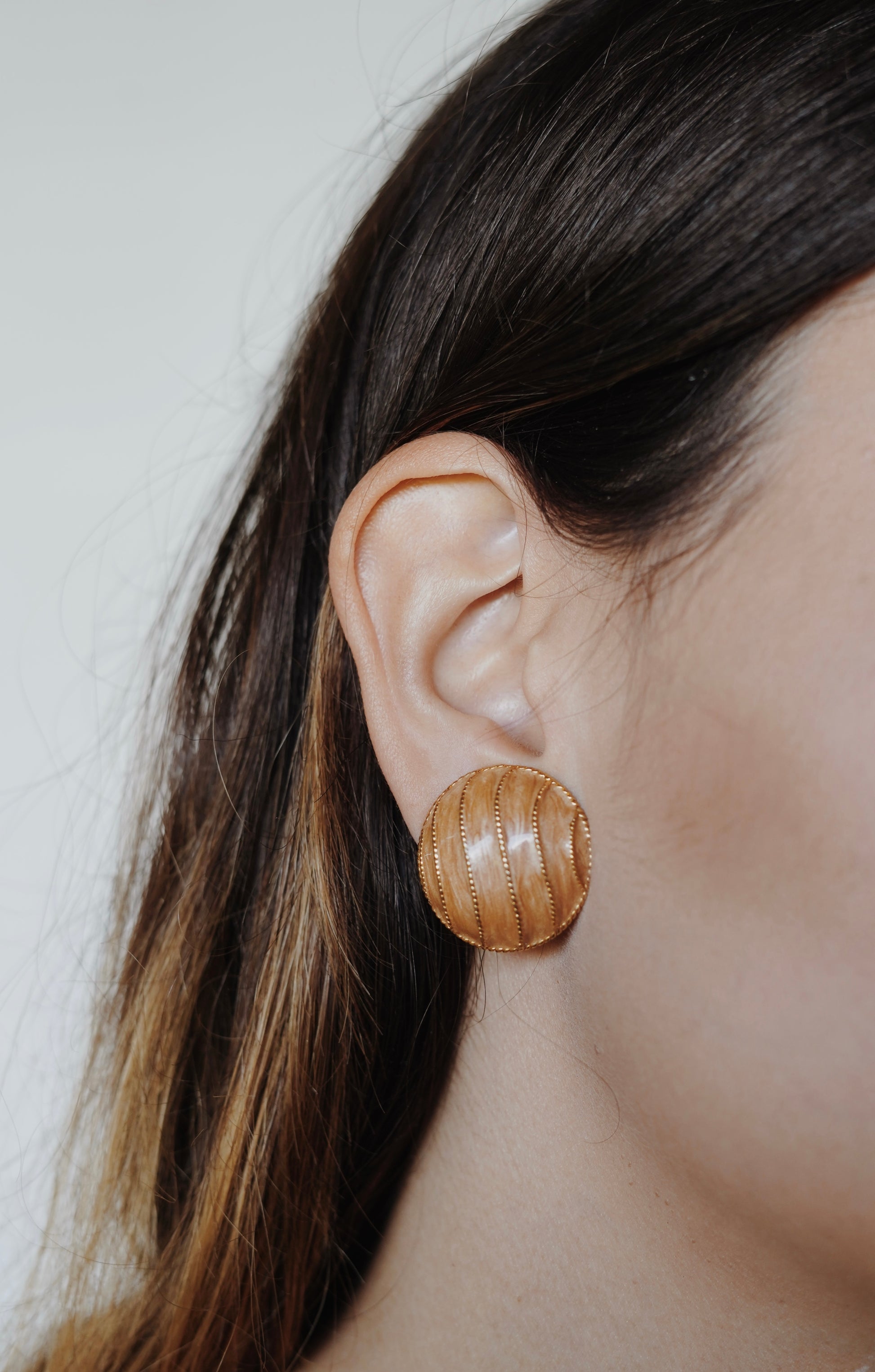 Boucles d'oreilles clip dorées / corail en métal.