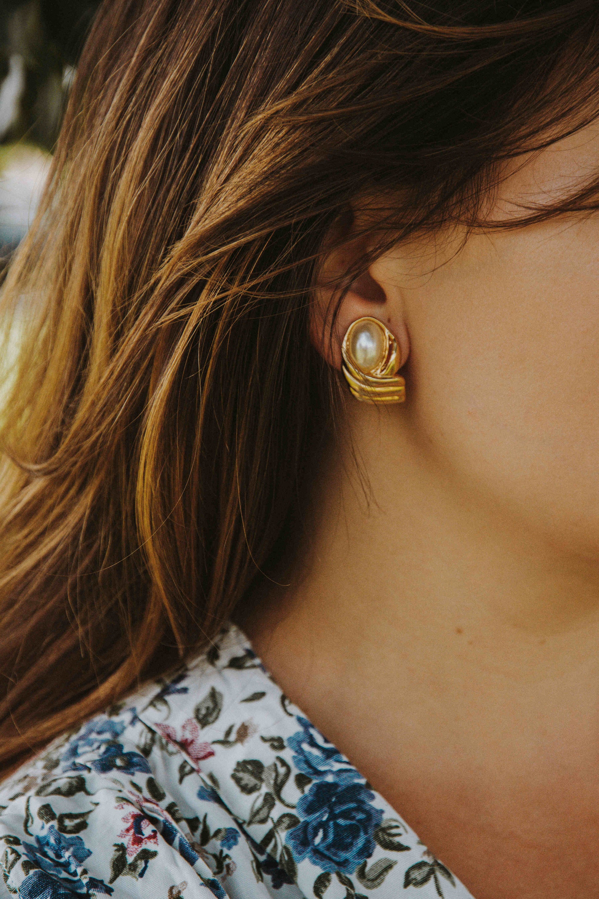 Boucles d'oreilles clip dorées et perle.