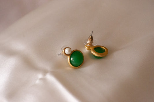 Boucles d'oreilles en métal doré, pierre verte et perle, convient aux oreilles percées.