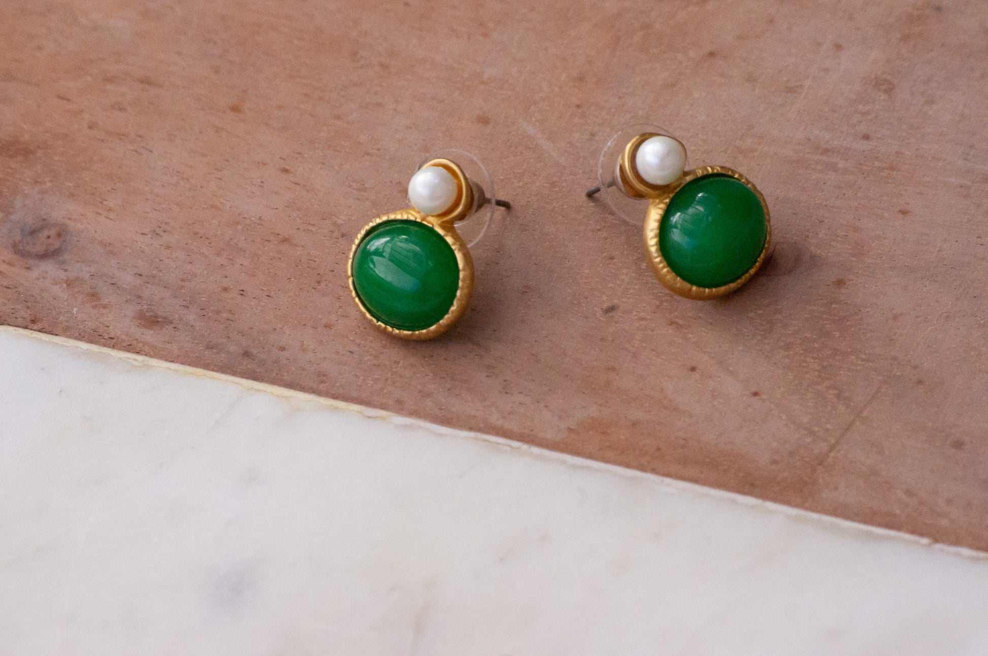 Boucles d'oreilles en métal doré, pierre verte et perle, convient aux oreilles percées.