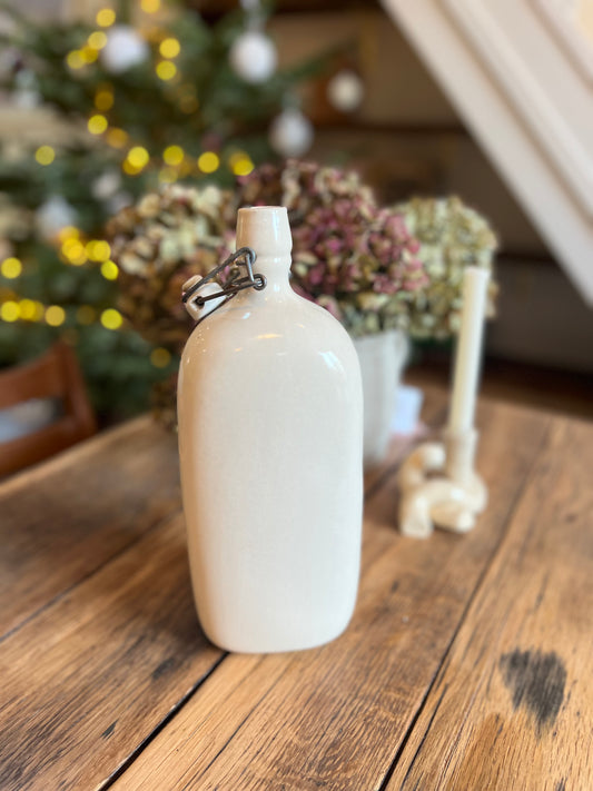 Bouteille beige, ancienne bouillotte, à utiliser comme carafe ou vase ou en décoration.