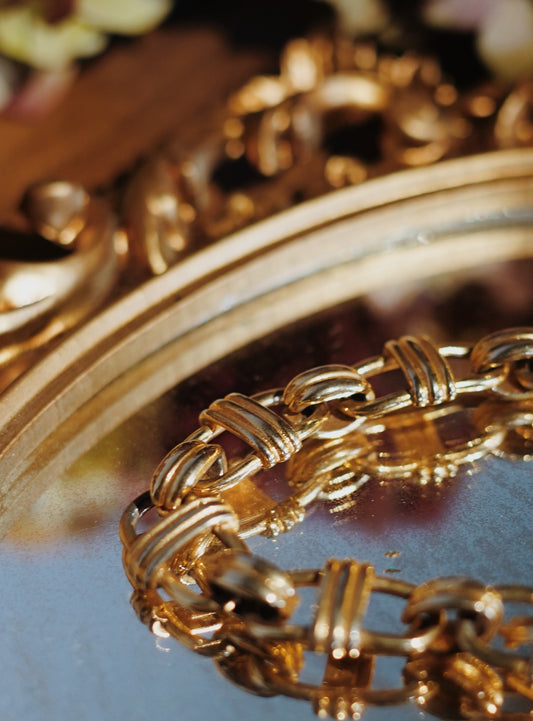 Bracelet en métal doré, en parfait état.