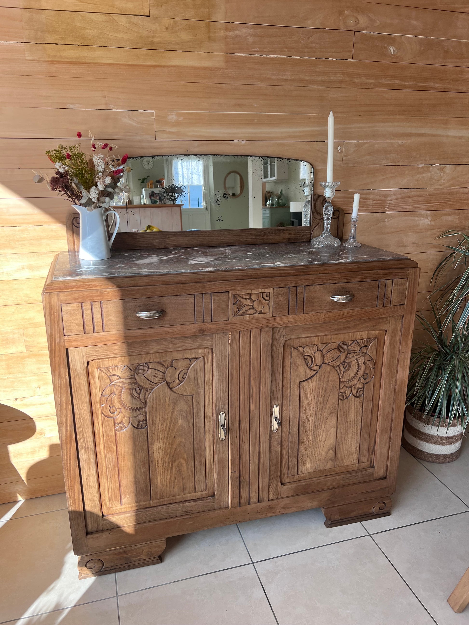 Buffet art déco, plateau en marbre, le miroir est piqué.