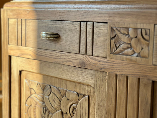 Buffet art déco, plateau en marbre, le miroir est piqué.