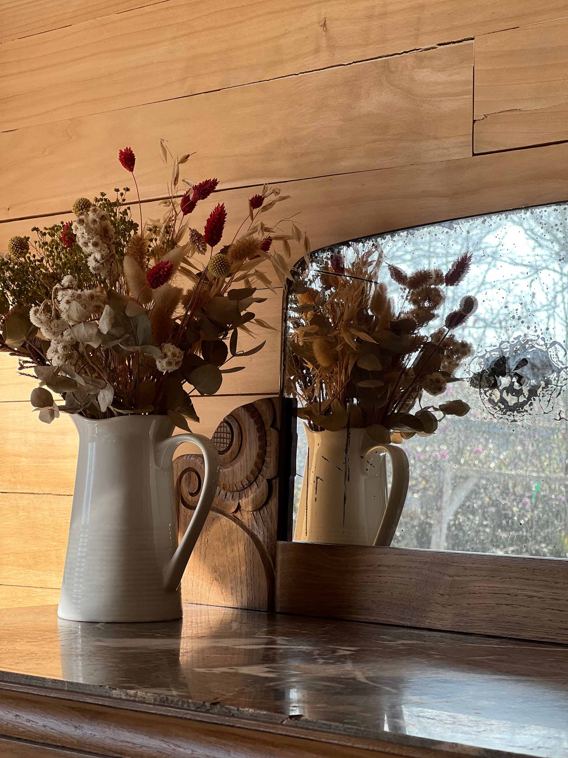 Buffet art déco, plateau en marbre, le miroir est piqué.