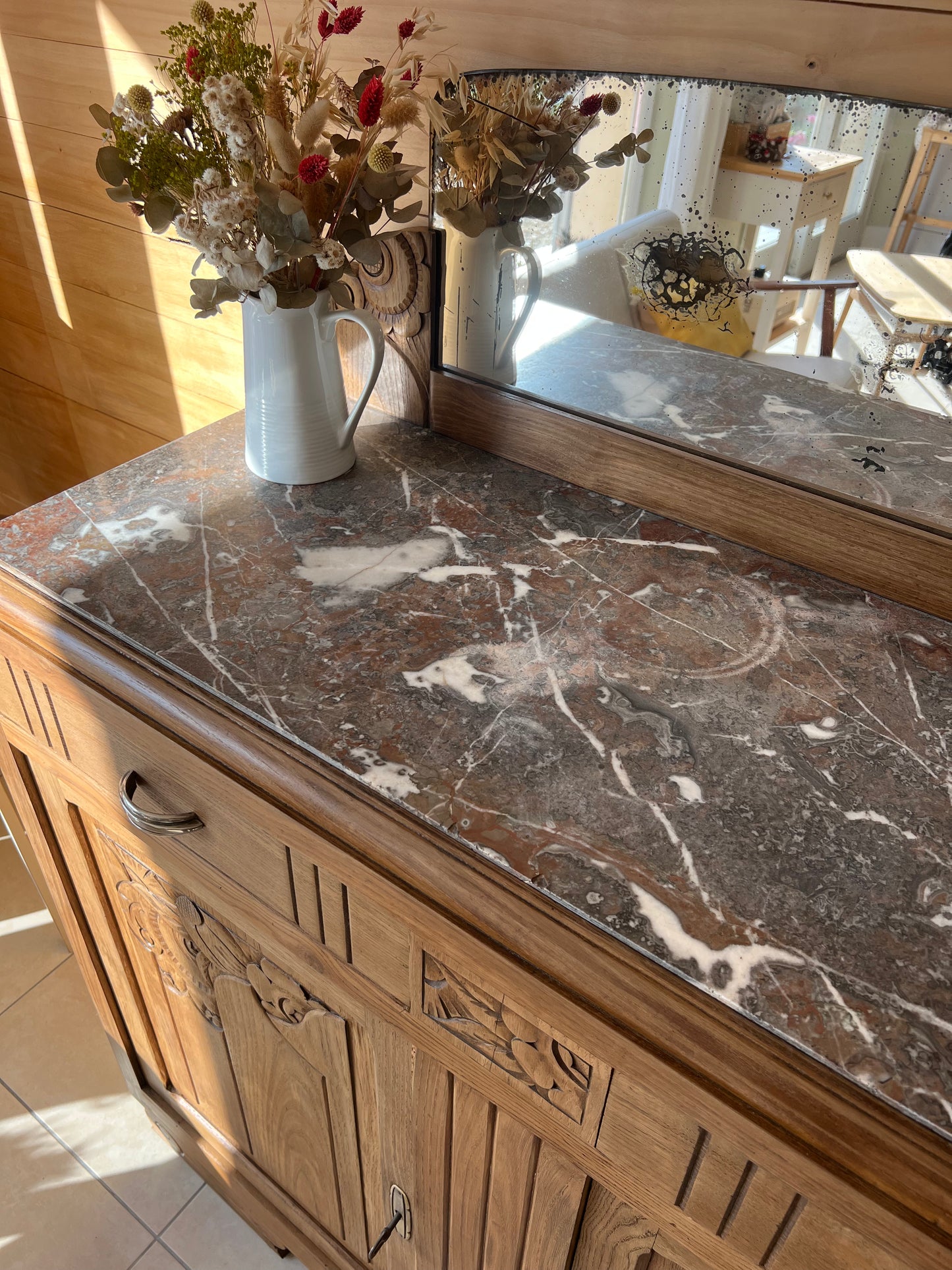 Buffet art déco, plateau en marbre, le miroir est piqué.