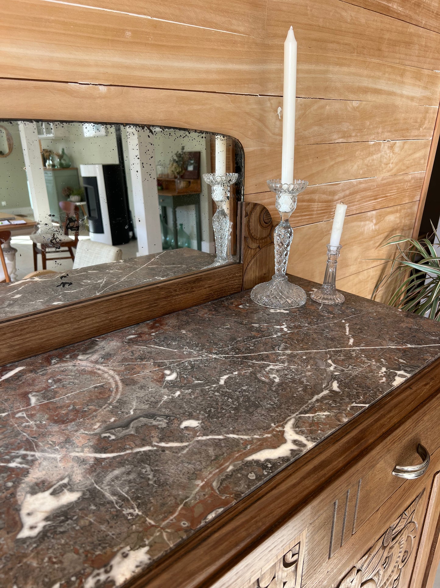 Buffet art déco, plateau en marbre, le miroir est piqué.