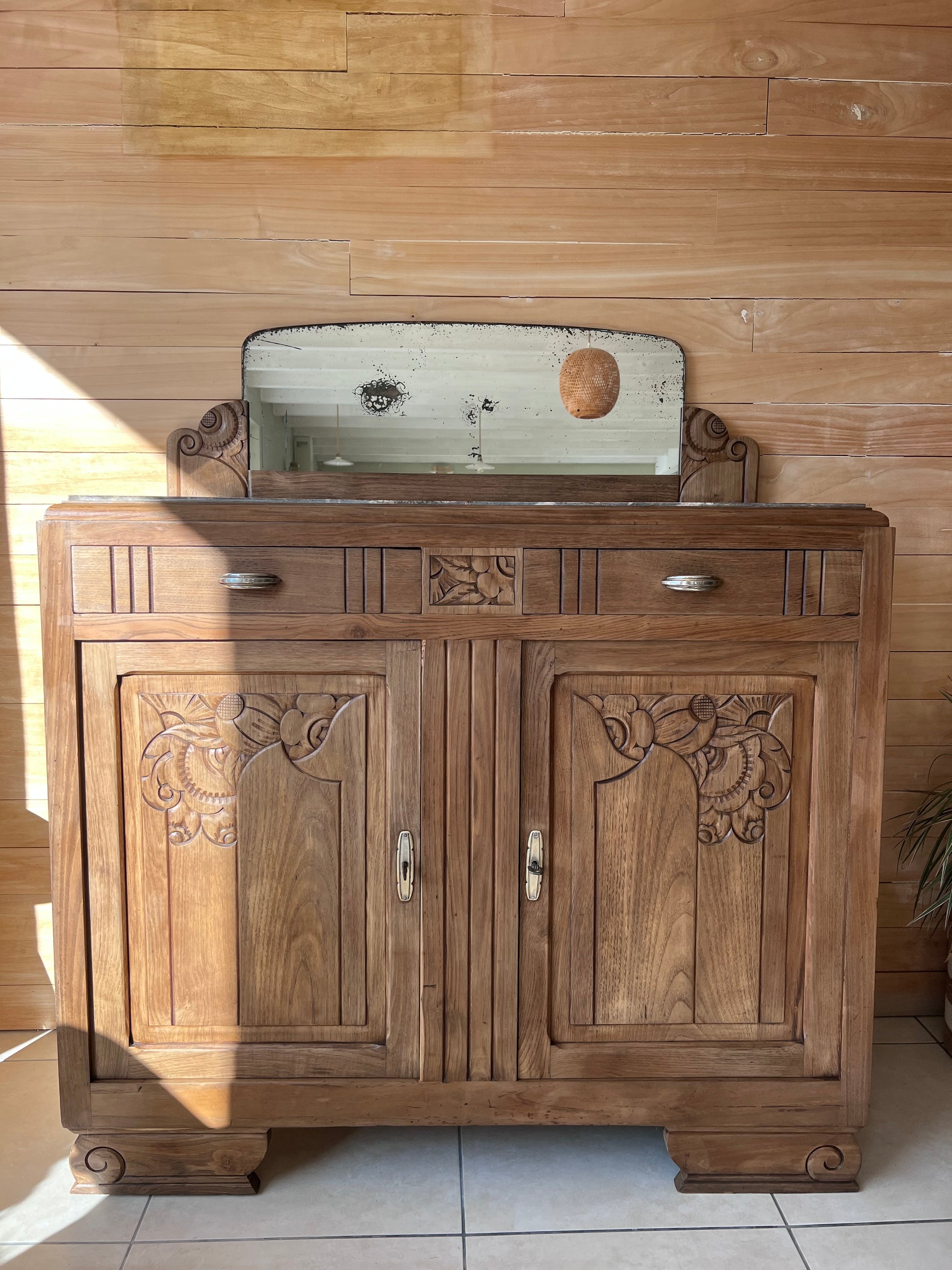 Buffet art déco, plateau en marbre, le miroir est piqué.