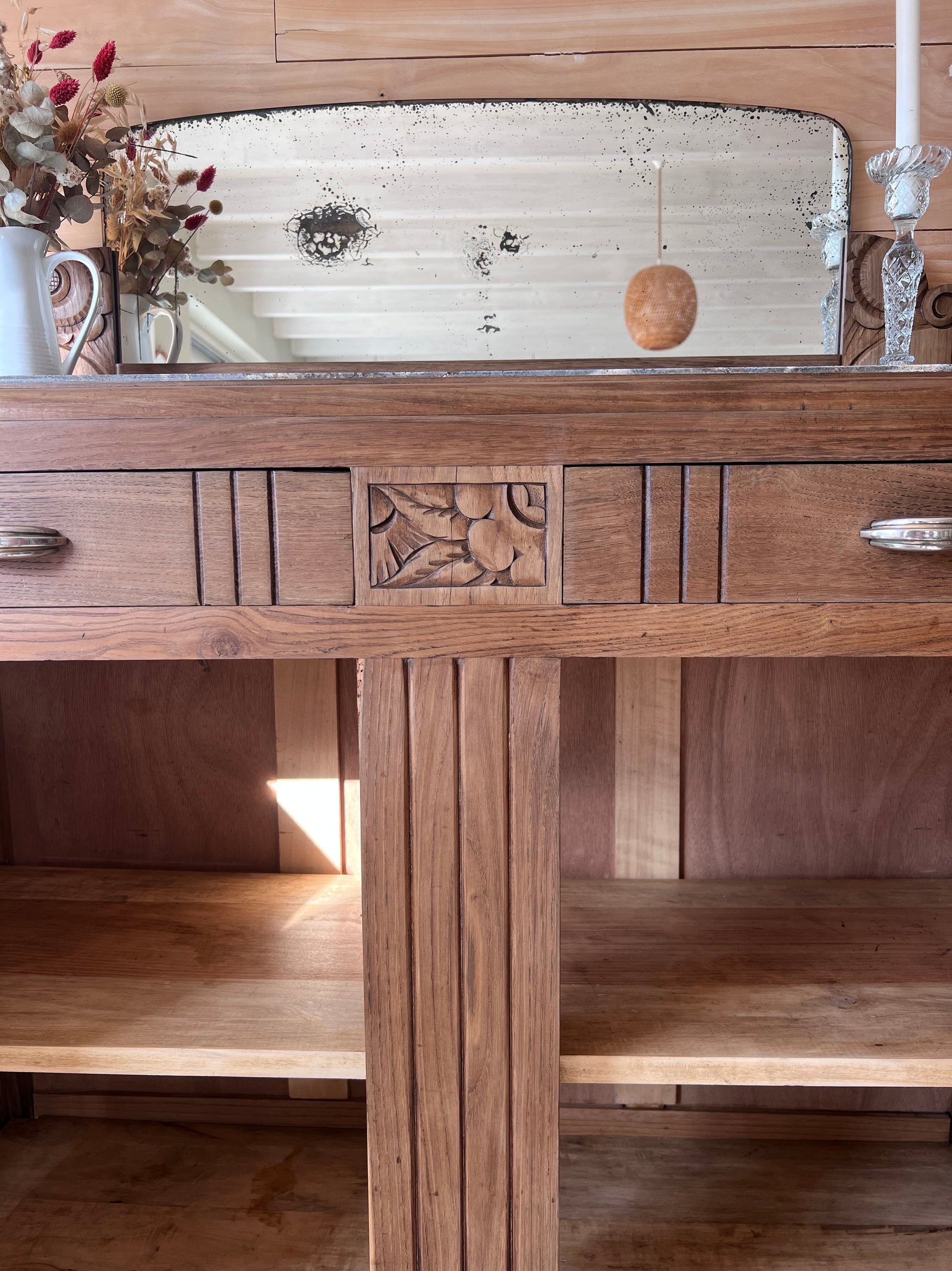 Buffet art déco, plateau en marbre, le miroir est piqué.
