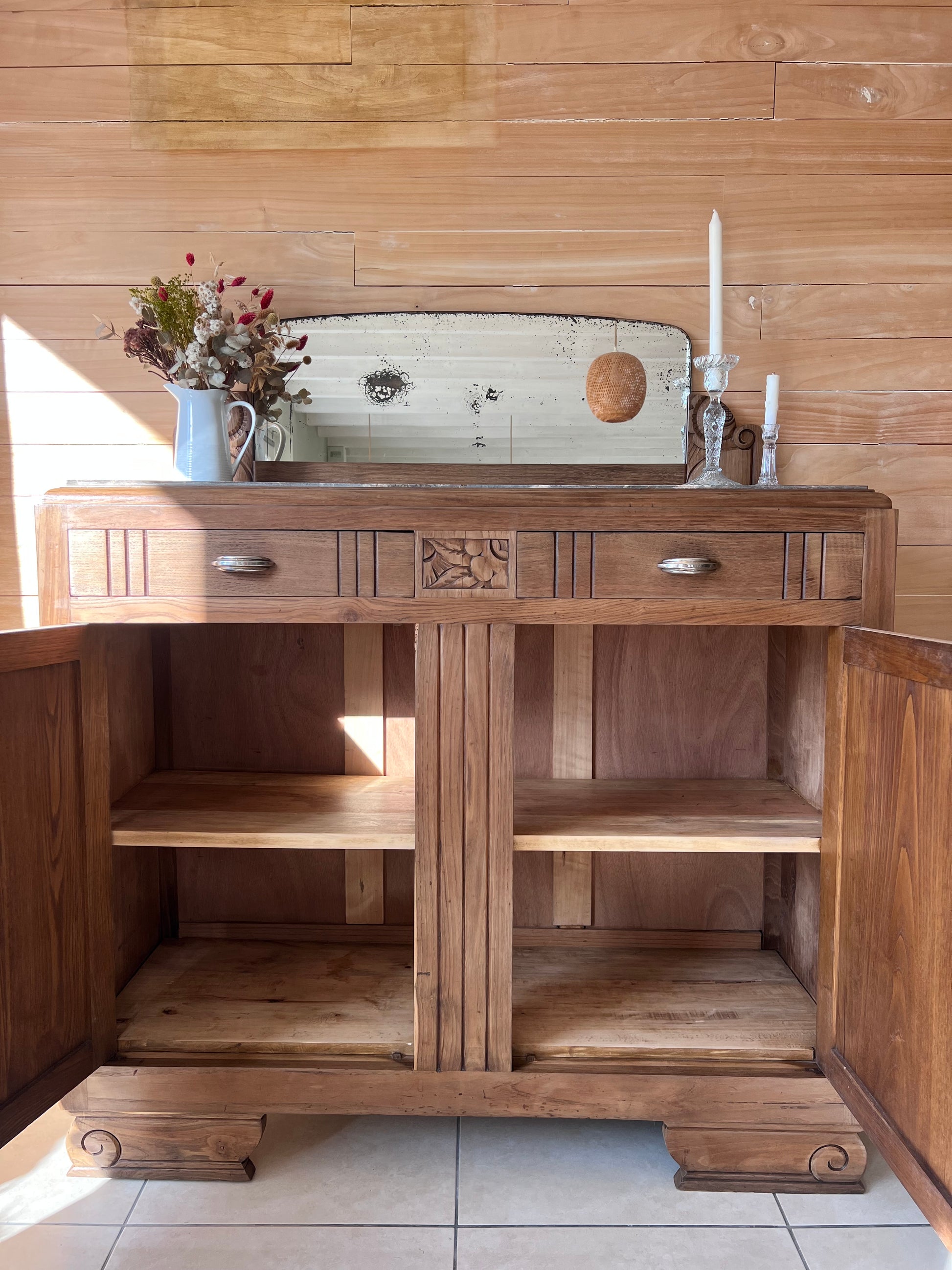 Buffet art déco, plateau en marbre, le miroir est piqué.
