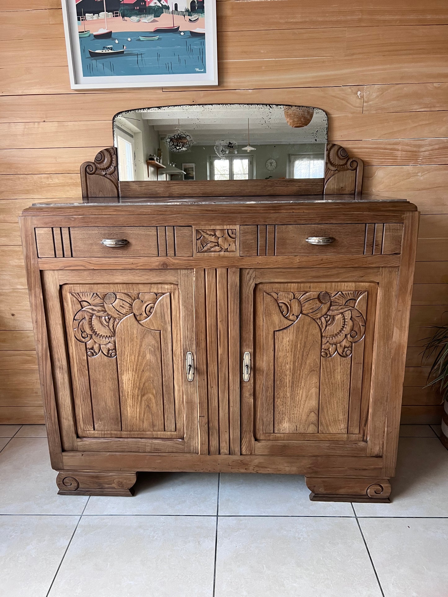 Buffet art déco, plateau en marbre, le miroir est piqué.