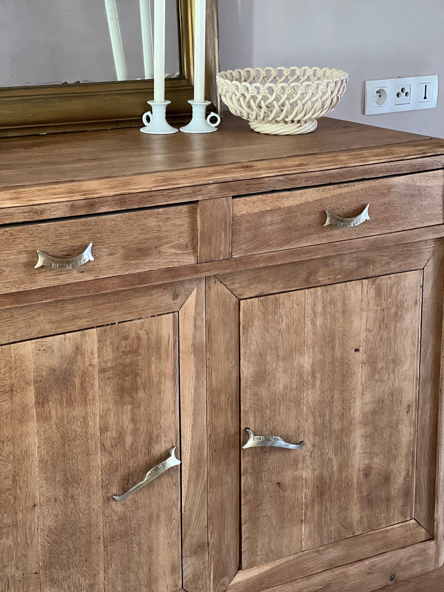 Buffet en chêne art déco, très profond, très bon état.