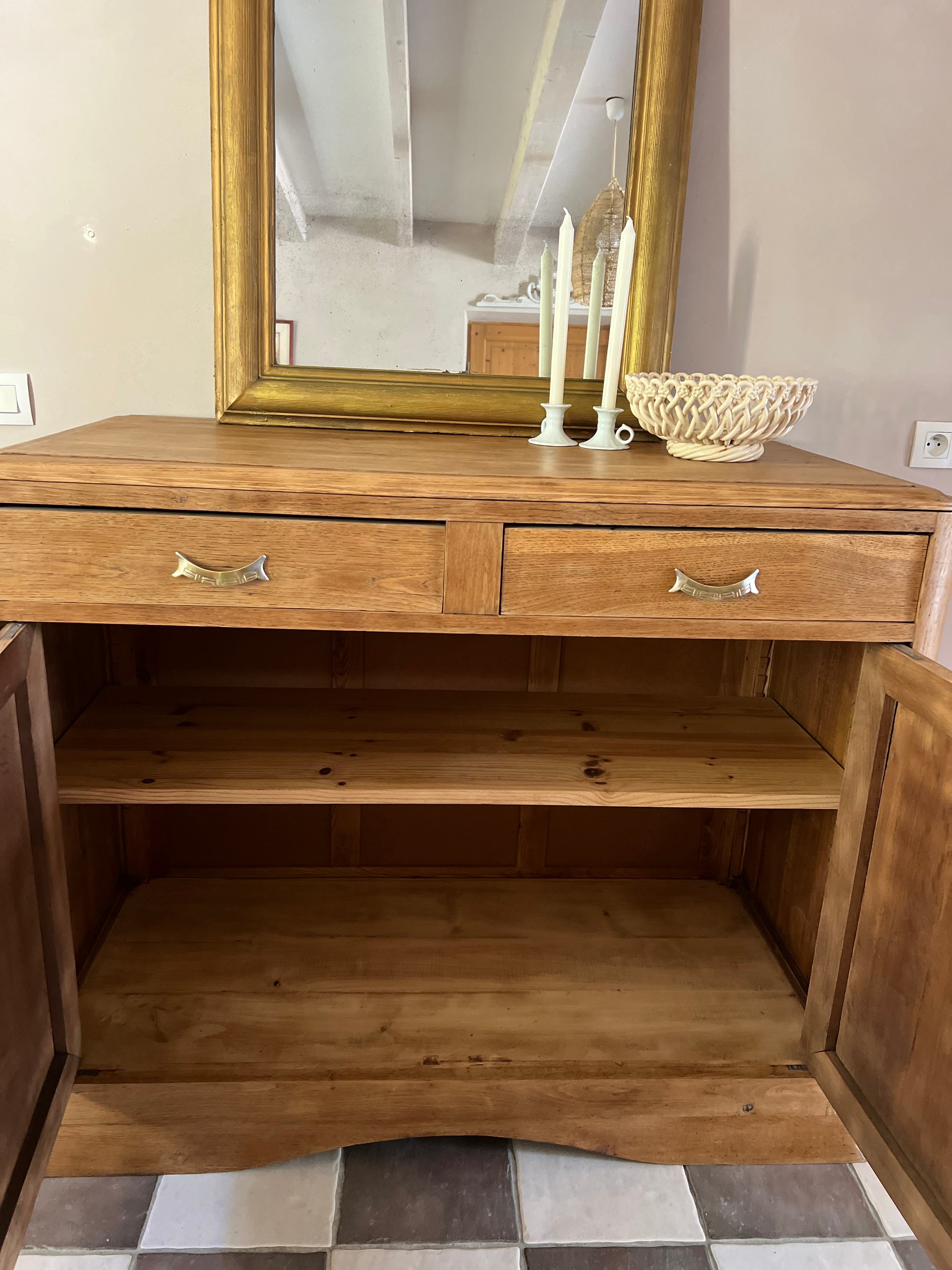 Buffet en chêne art déco, très profond, très bon état.