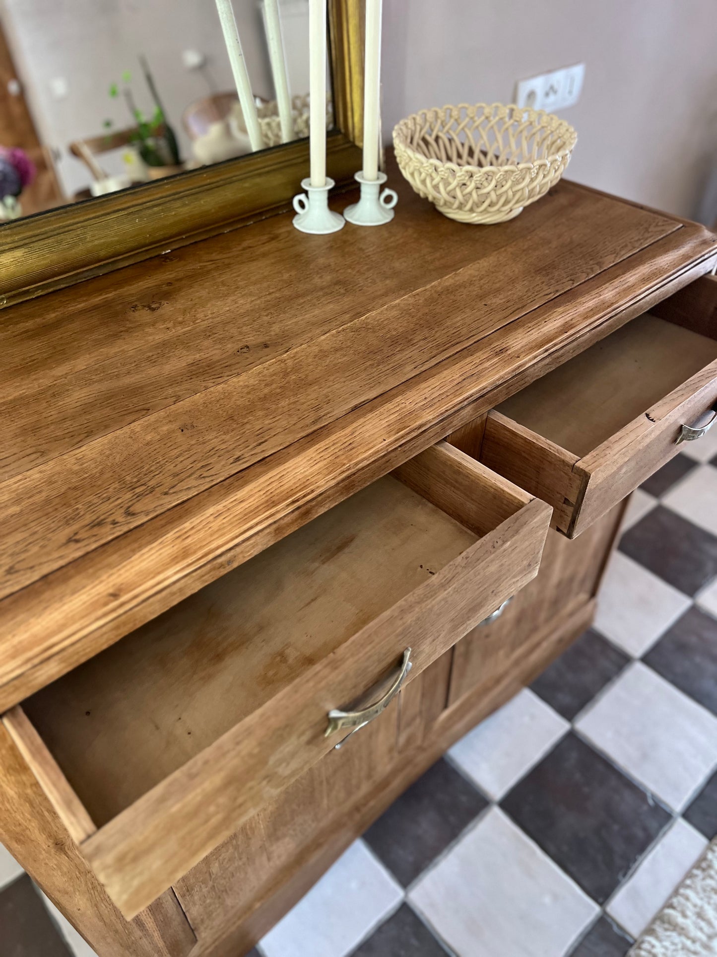 Buffet en chêne art déco, très profond, très bon état.