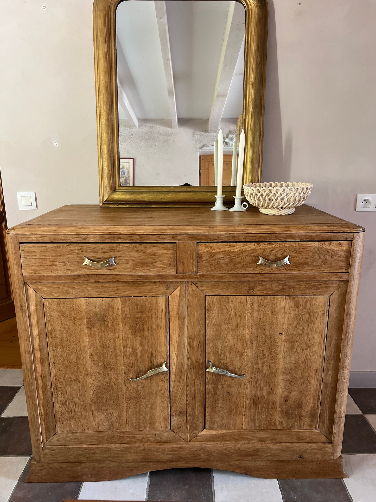 Buffet en chêne art déco, très profond, très bon état.