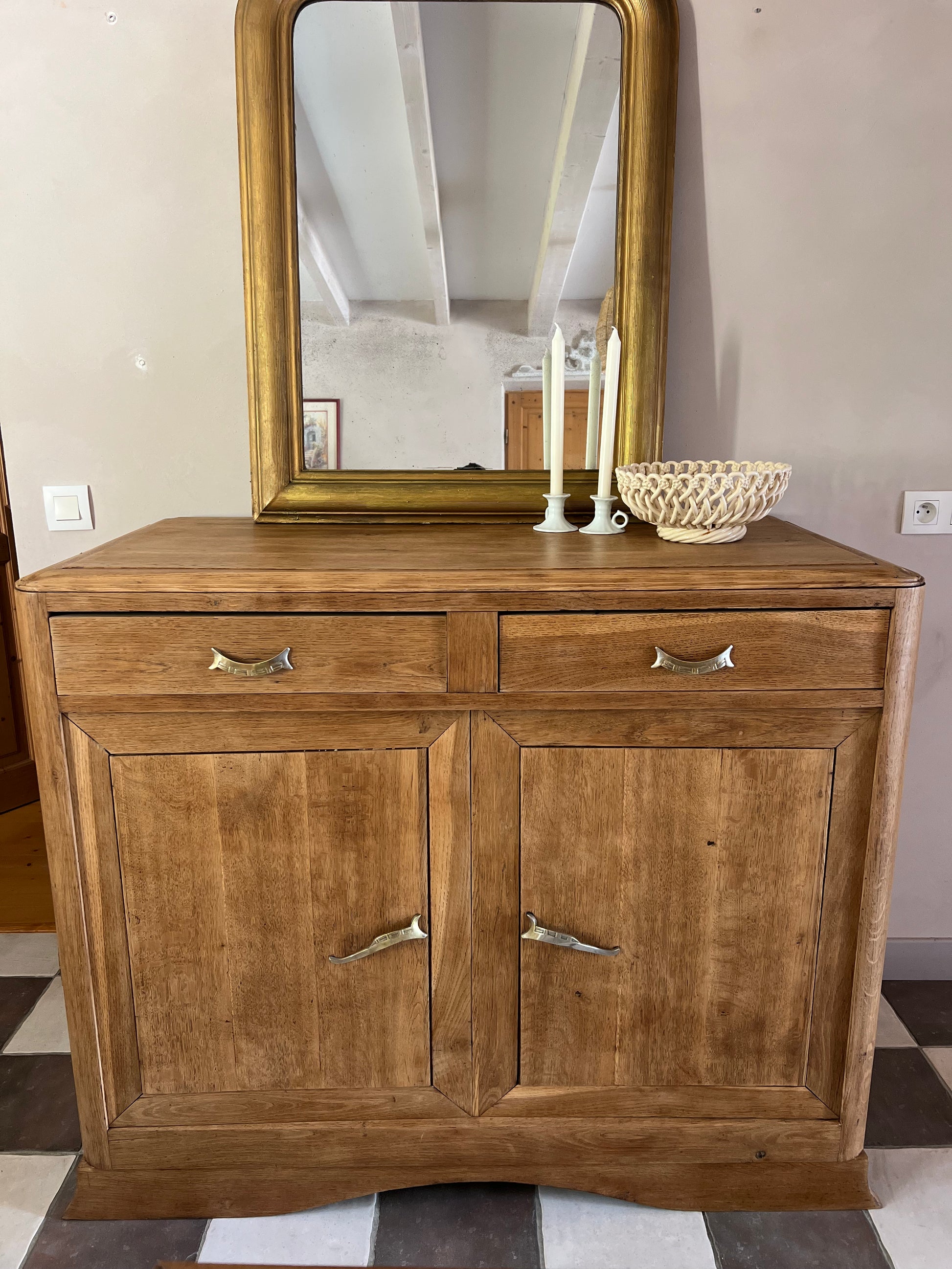 Buffet en chêne art déco, très profond, très bon état.
