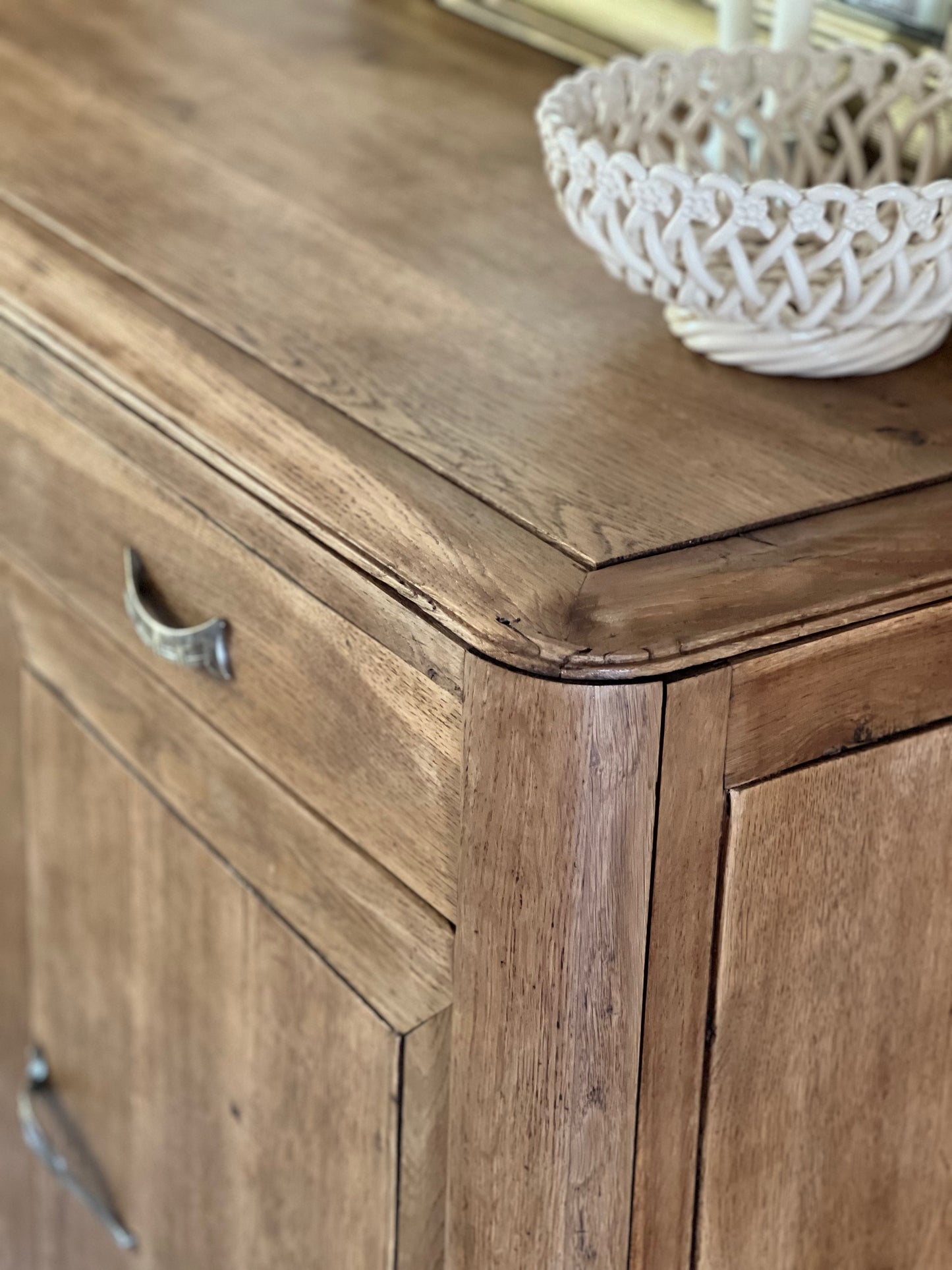 Buffet en chêne art déco, très profond, très bon état.