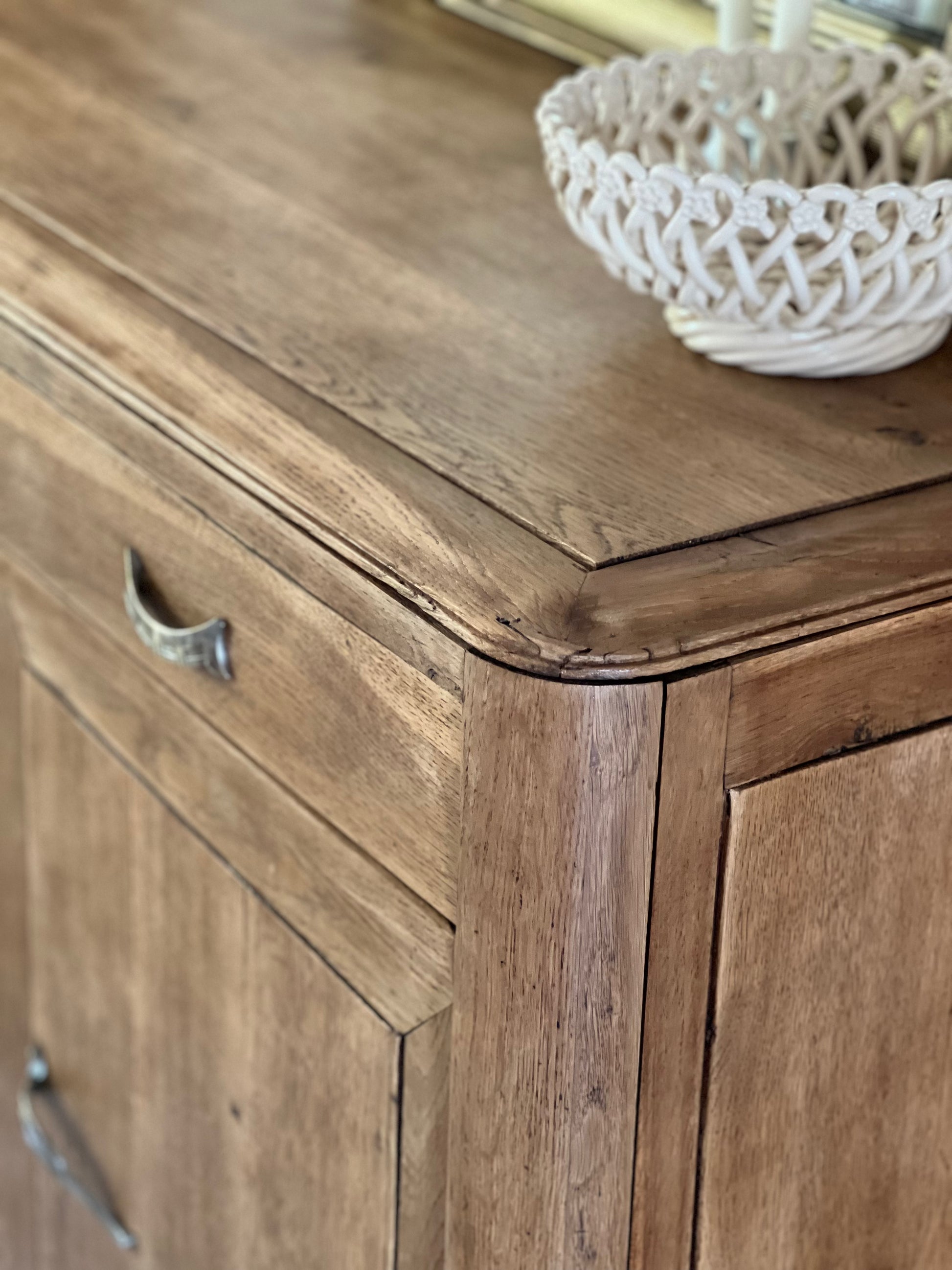 Buffet en chêne art déco, très profond, très bon état.