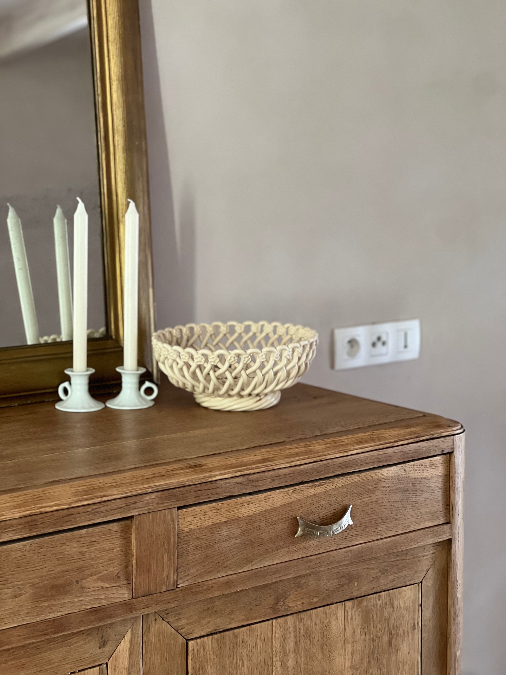 Buffet en chêne art déco, très profond, très bon état.