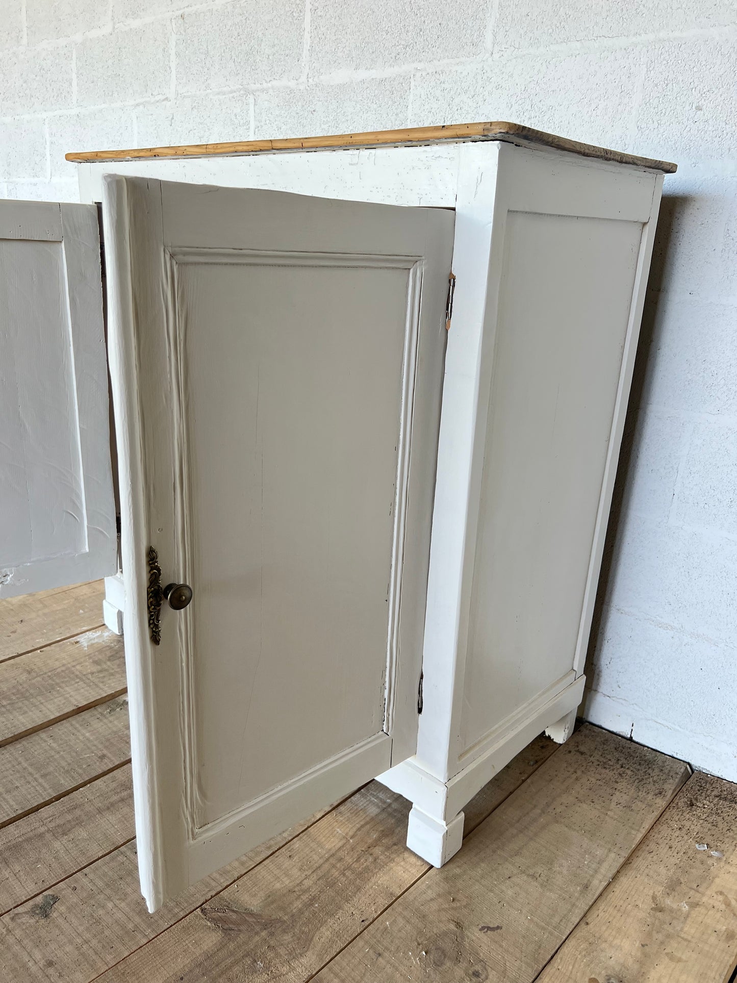 Petit buffet parisien en pin.