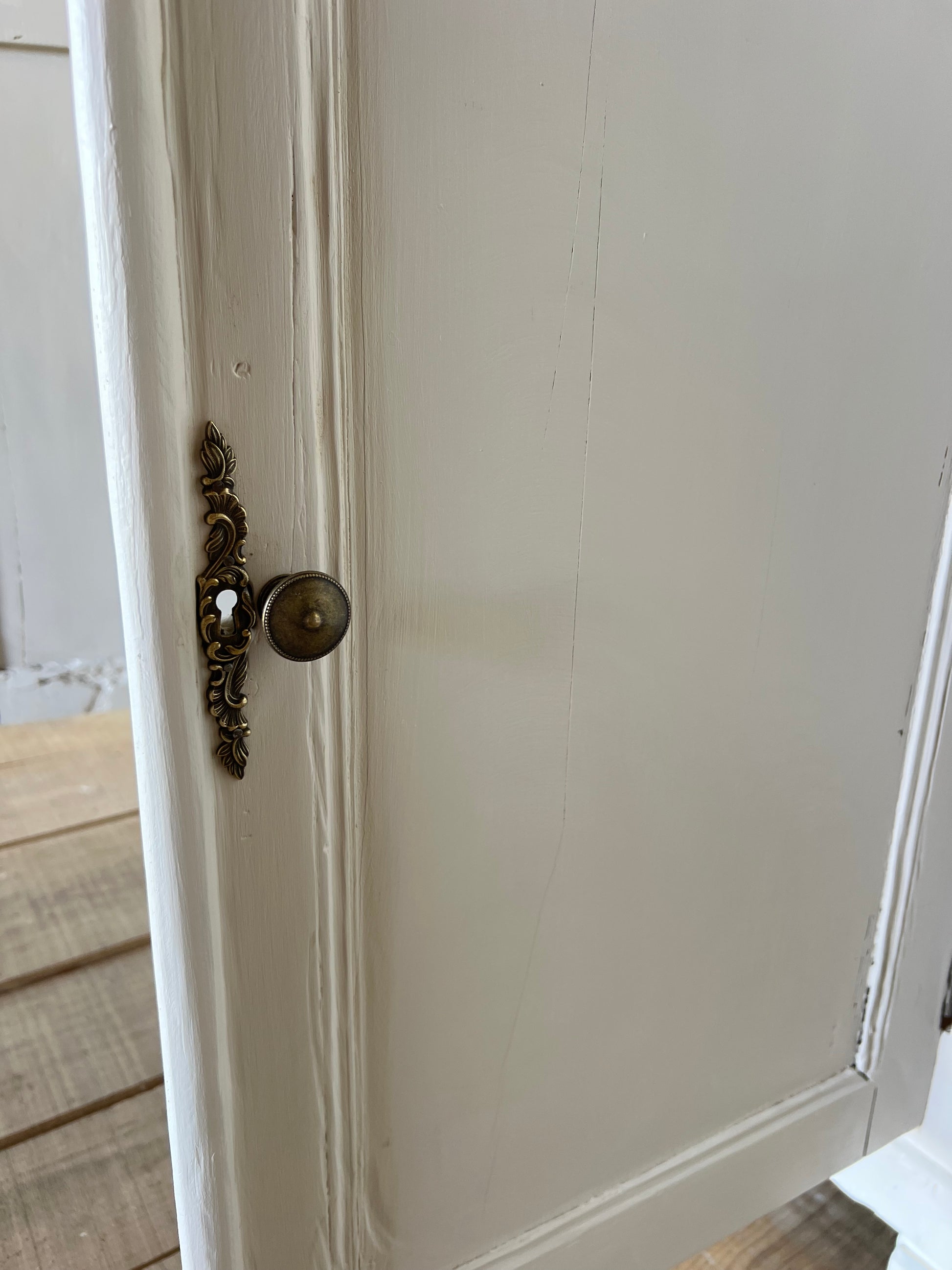 Petit buffet parisien en pin.