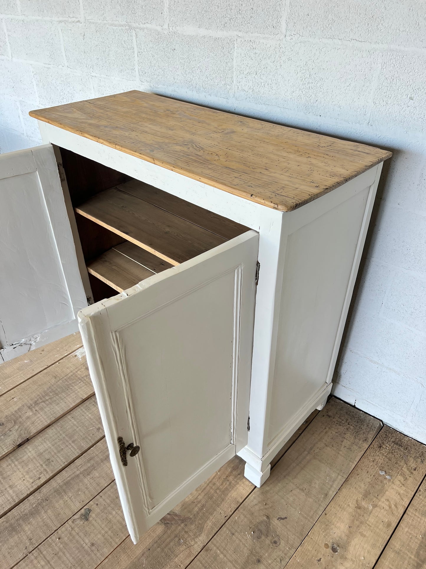 Petit buffet parisien en pin.