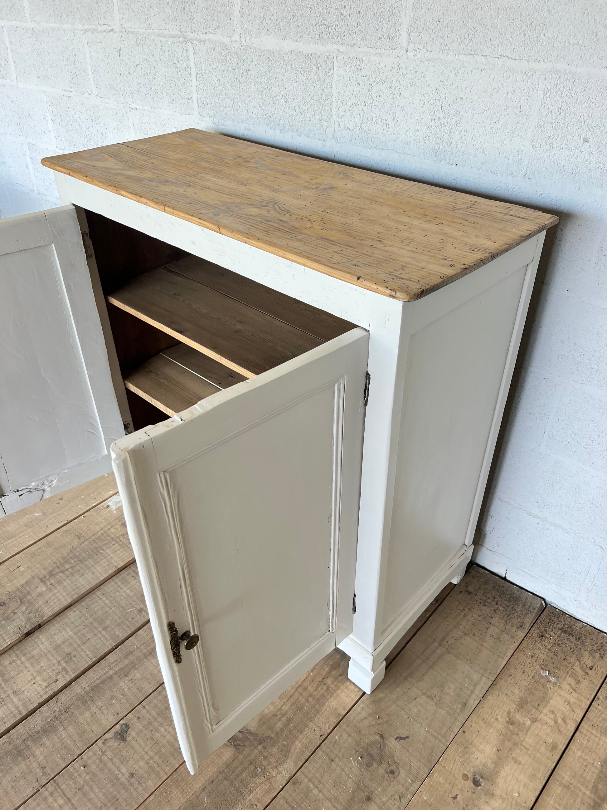 Petit buffet parisien en pin.