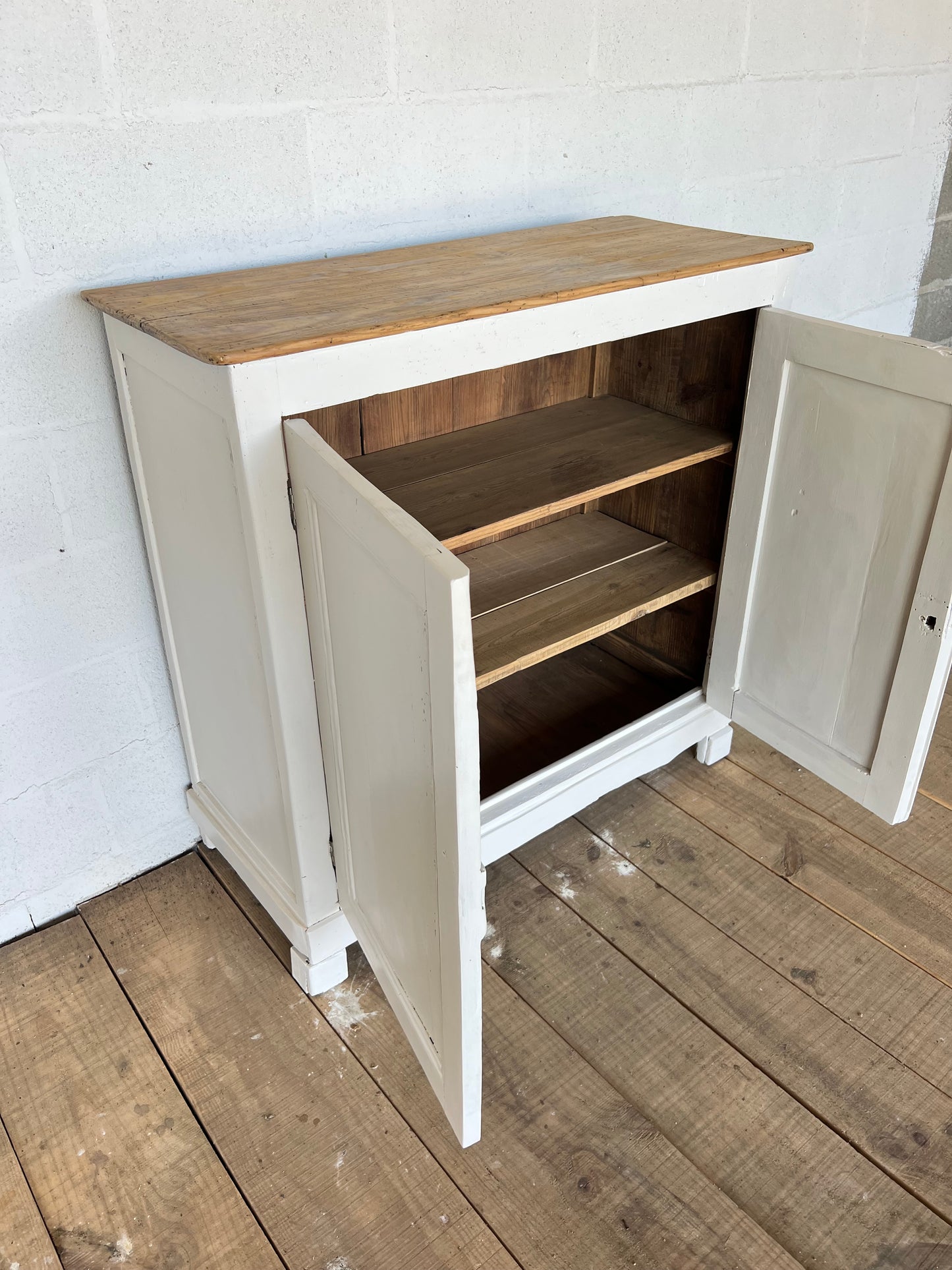 Petit buffet parisien en pin.