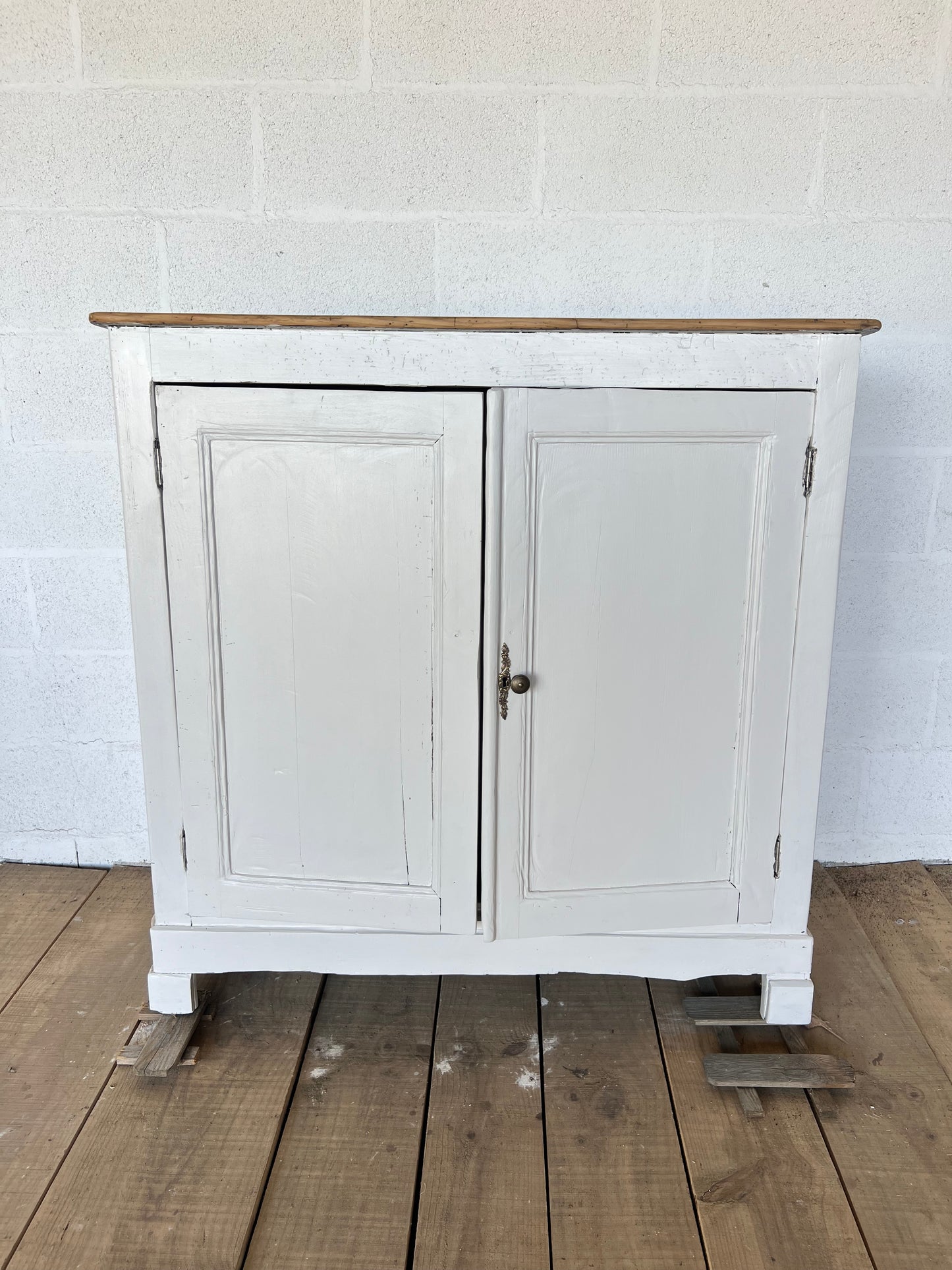 Petit buffet parisien en pin.