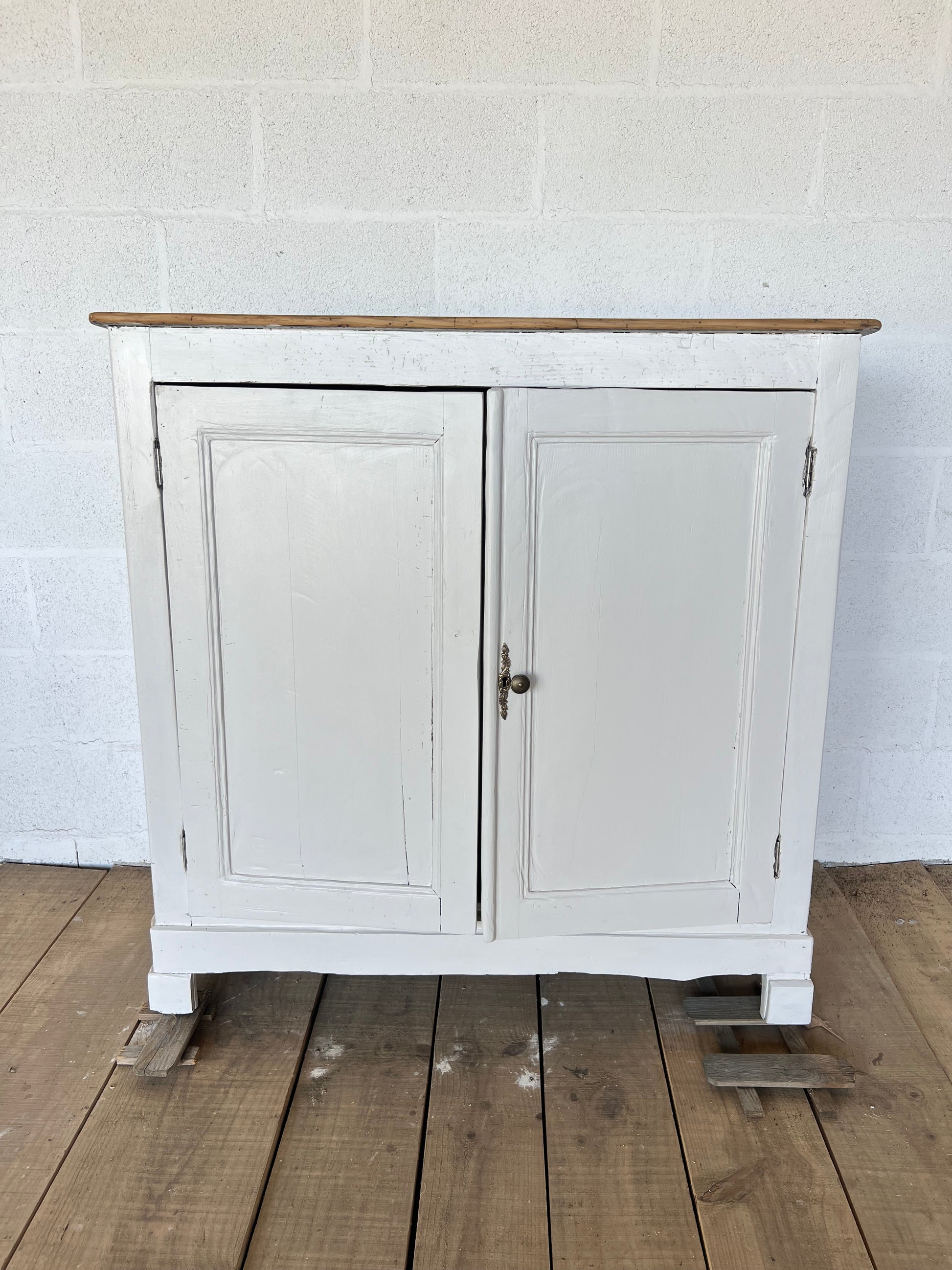 Petit buffet parisien en pin.